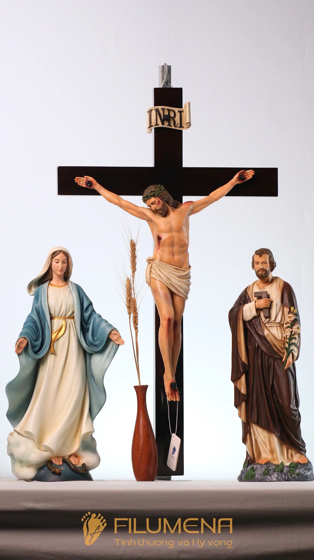 Bàn thờ Công giáo phòng khách tại Hoa Kỳ. Tượng Công giáo Filumena là tượng của Tình thương và Hy vọng. Bản quyền các tác phẩm tượng Công giáo thuộc về Filumena Art, Cộng hòa Pháp. Filumena sáng tác và sản xuất nhiều mẫu tượng Công giáo khác như Tượng công giáo mini, Tượng chịu nạn, Tượng Chúa Giê-su, Tượng Chúa, Tượng Đức Mẹ Ban Ơn