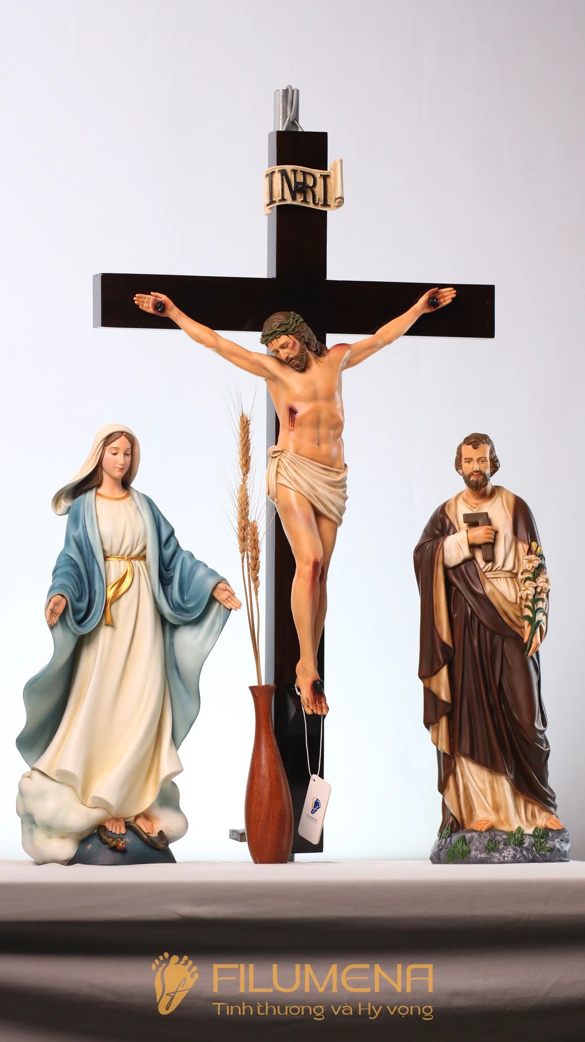 Bàn thờ Chúa phòng khách tại Nhà thờ Chính tòa Xuân Lộc Đồng Nai. Tượng Công giáo Filumena là tượng của Tình thương và Hy vọng. Bản quyền các tác phẩm tượng Công giáo thuộc về Filumena Art, Cộng hòa Pháp. Filumena sáng tác và sản xuất nhiều mẫu tượng Công giáo khác như Tượng Giáng sinh, Tượng Chúa Giáng sinh, Bàn thờ Công giáo phòng khách, Tượng công giáo đẹp, Tượng công giáo mini