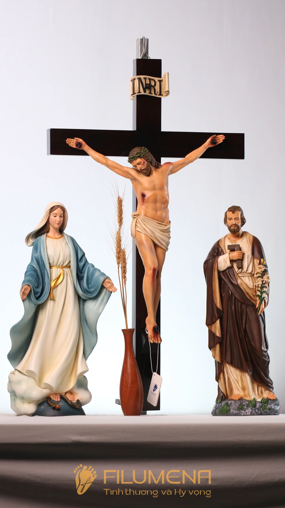 Bàn thờ Chúa tại Nhà sách Đức Mẹ Hằng Cứu Giúp. Tượng Công giáo Filumena là tượng của Tình thương và Hy vọng. Bản quyền các tác phẩm tượng Công giáo thuộc về Filumena Art, Cộng hòa Pháp. Filumena sáng tác và sản xuất nhiều mẫu tượng Công giáo khác như Tượng Chúa Giê-su, Tượng Chúa, Tượng Đức Mẹ Ban Ơn, Tượng Đức Mẹ Fatima, Tượng Đức Mẹ Lộ Đức