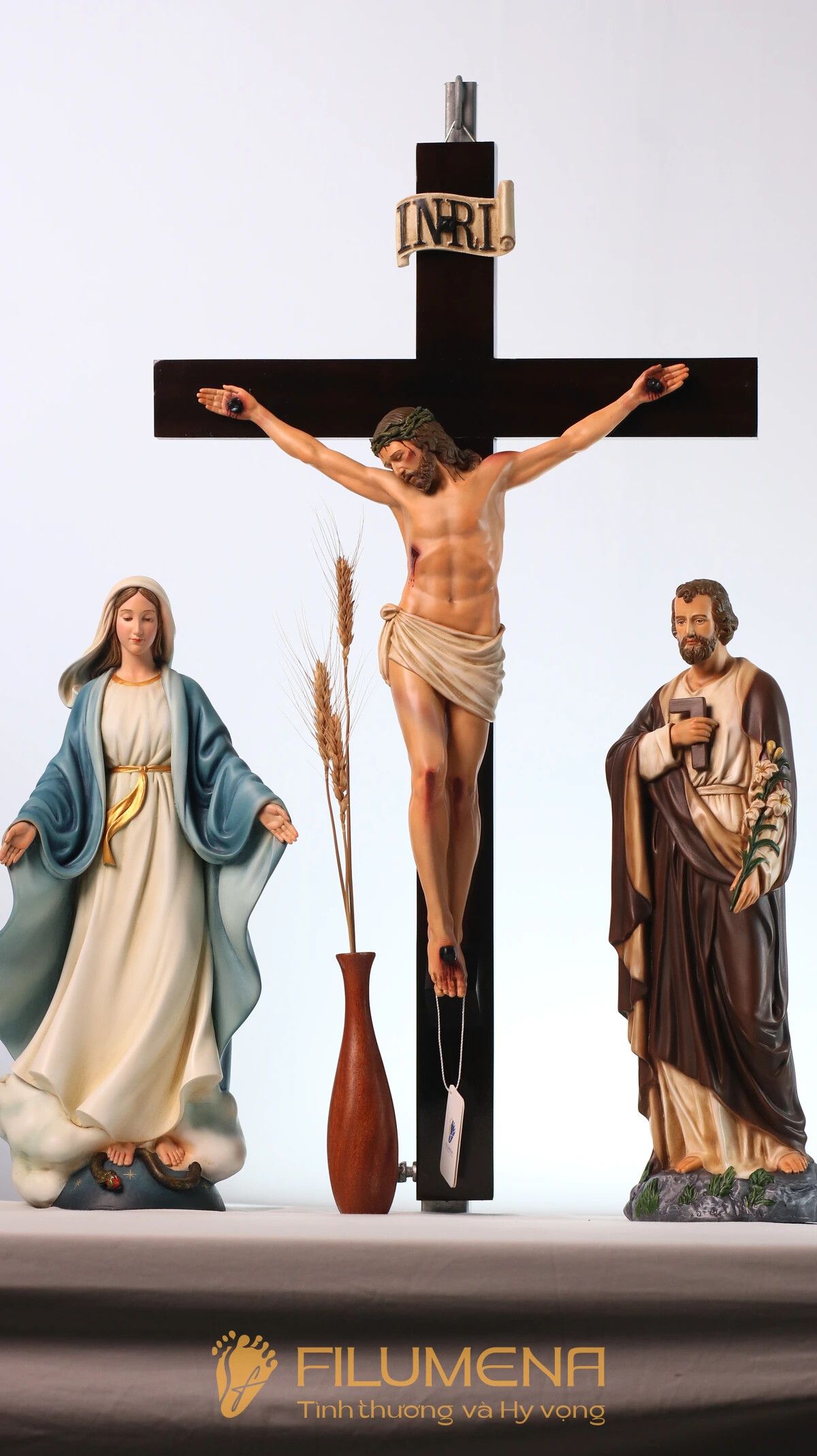 Bàn thờ Chúa phòng khách tại Nhà sách Dòng Mến Thánh Giá Hà Nội. Tượng Công giáo Filumena là tượng của Tình thương và Hy vọng. Bản quyền các tác phẩm tượng Công giáo thuộc về Filumena Art, Cộng hòa Pháp. Filumena sáng tác và sản xuất nhiều mẫu tượng Công giáo khác như Tượng công giáo mini, Tượng chuộc tội, Tượng chịu nạn, Tượng Chúa Giê-su, Tượng Chúa