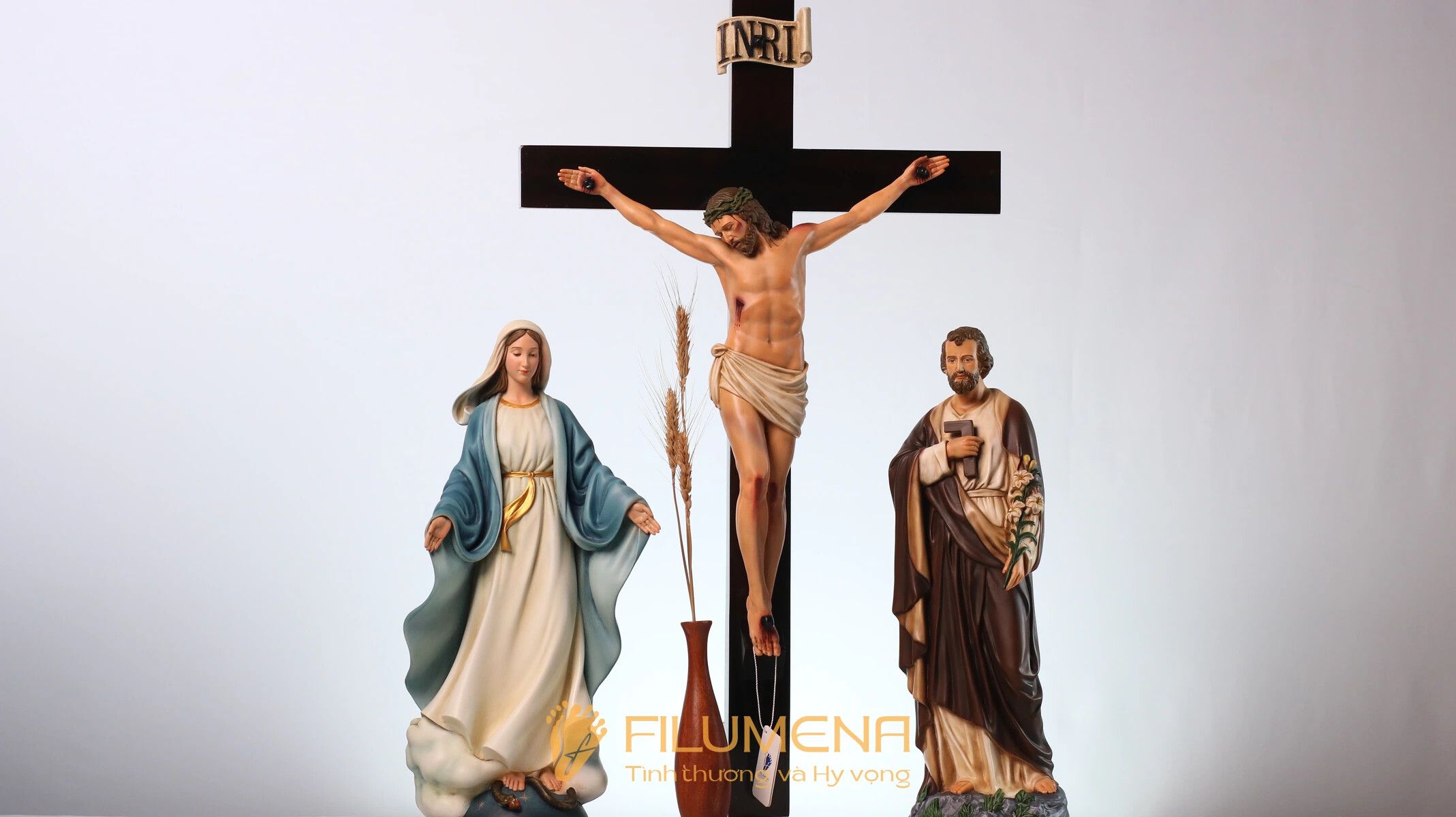 Bàn thờ Chúa - tượng Công giáo Filumena tại Nhà sách Dòng Mến Thánh Giá Hà Nội. Tượng Công giáo Filumena là tượng của Tình thương và Hy vọng. Bản quyền các tác phẩm tượng Công giáo thuộc về Filumena Art, Cộng hòa Pháp. Filumena sáng tác và sản xuất nhiều mẫu tượng Công giáo khác như Tượng Giáng sinh mini, Tượng Chúa hài đồng, Tượng Đức Mẹ La Vang, Tượng Thánh Antôn, Bàn thờ Chúa