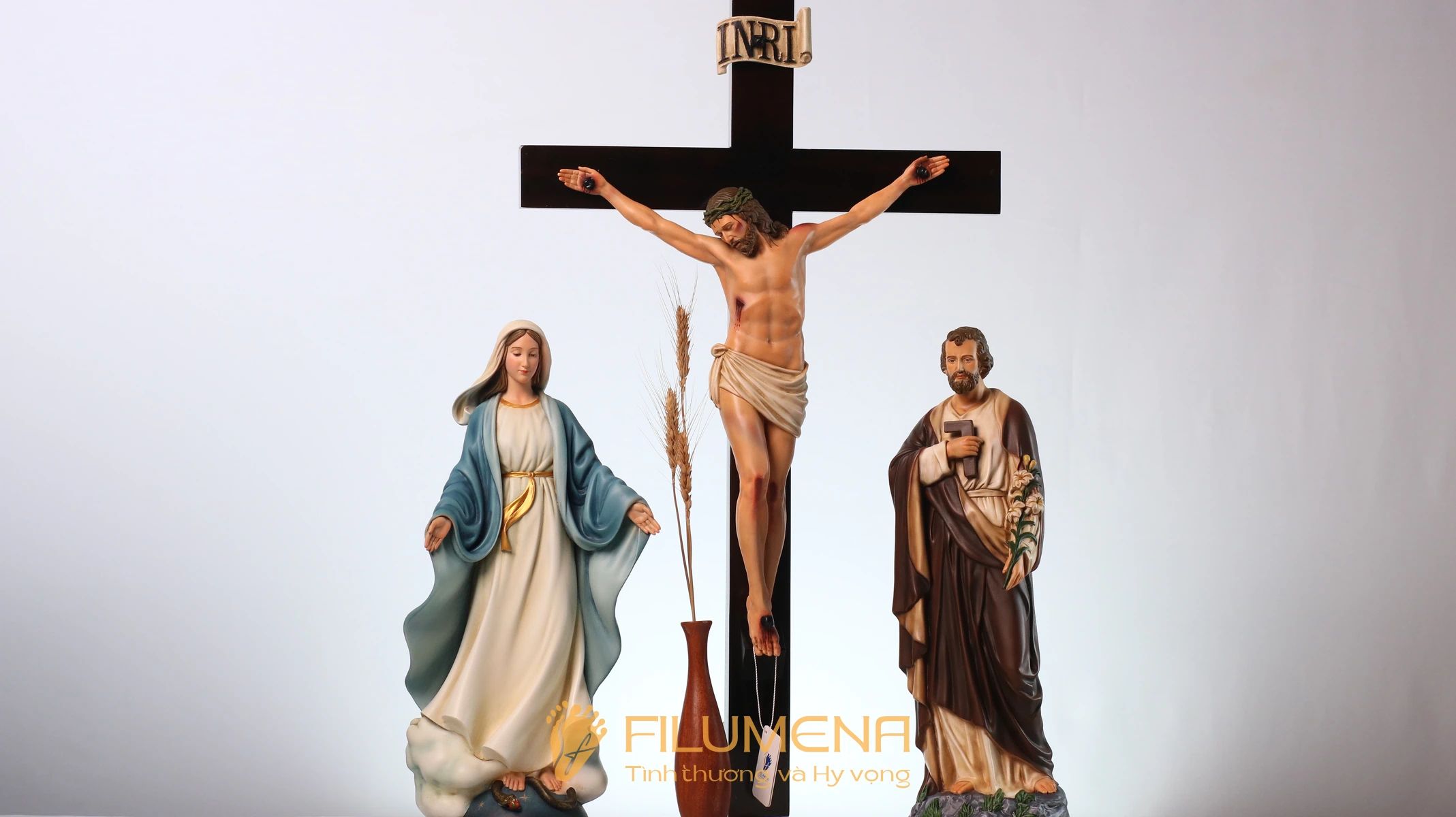 Bàn thờ Chúa - tượng Công giáo Filumena tại Nhà sách Đức Mẹ Hằng Cứu Giúp. Tượng Công giáo Filumena là tượng của Tình thương và Hy vọng. Bản quyền các tác phẩm tượng Công giáo thuộc về Filumena Art, Cộng hòa Pháp. Filumena sáng tác và sản xuất nhiều mẫu tượng Công giáo khác như Bàn thờ Công giáo, Tượng Đức Mẹ để xe ô tô, Tượng Đức Mẹ để xe hơi, Tượng Mẹ Maria, Tượng Đức Mẹ