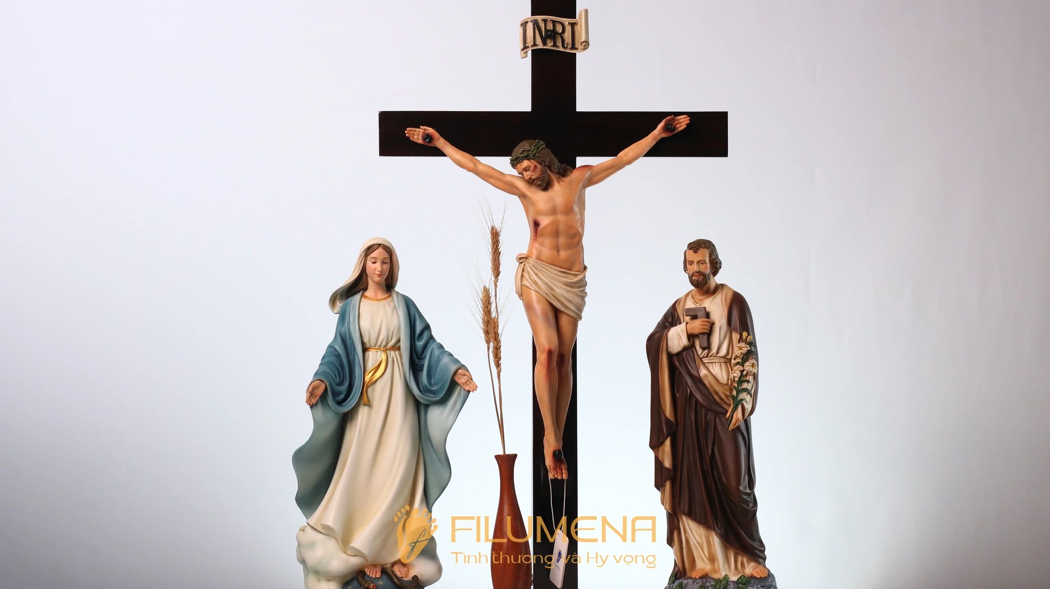 Cận cảnh đường nét và màu sắc của Bộ tượng bàn thờ Chúa 40 cm tông màu cổ điển