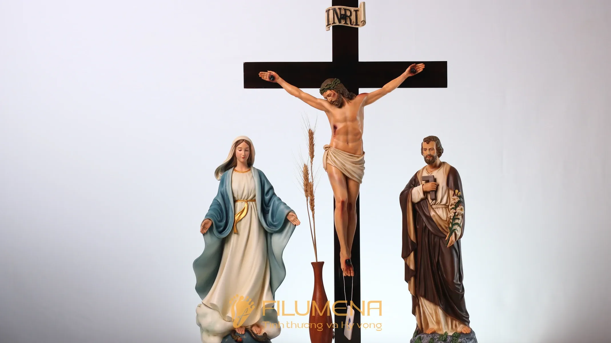 Bàn thờ Chúa tại Nhà sách Đức Mẹ Hằng Cứu Giúp. Tượng Công Giáo Filumena được sáng tác bởi các nghệ sĩ Filumena. Mỗi tác phẩm đều là đóng góp của quý vị cho các việc bác ái. Tượng làm bằng chất liệu bột đá tự nhiên và resin, có đủ các kích thước từ 15, 20 cm tới 1m và lớn hơn nữa.