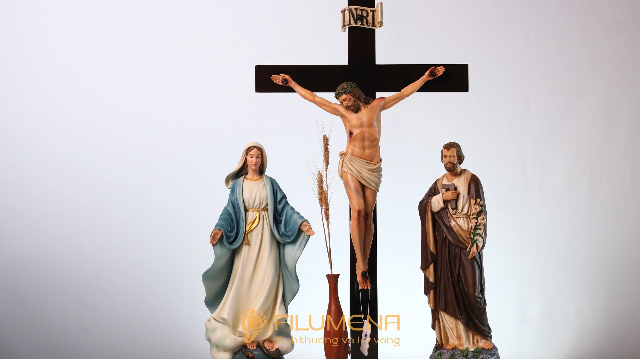 Bàn thờ Chúa tại Hố Nai. Tượng Công giáo Filumena là tượng của Tình thương và Hy vọng. Bản quyền các tác phẩm tượng Công giáo thuộc về Filumena Art, Cộng hòa Pháp. Filumena sáng tác và sản xuất nhiều mẫu tượng Công giáo khác như Tượng Chúa Giê-su, Tượng Đức Mẹ Ban Ơn, Tượng Đức Mẹ Fatima, Tượng Đức Mẹ Lộ Đức, Tượng Đức Mẹ