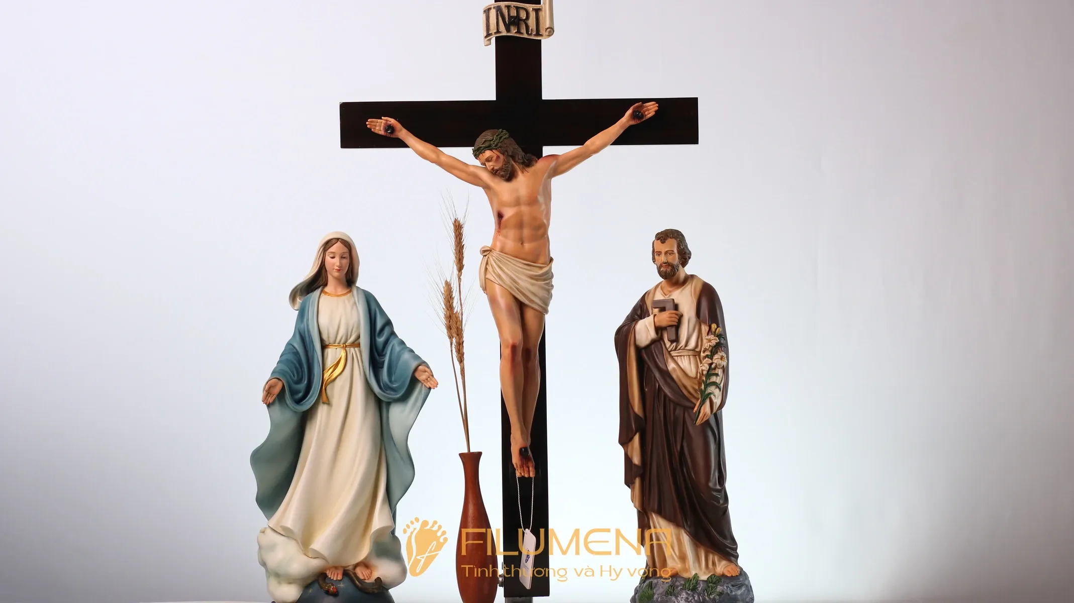 Bàn thờ Công giáo phòng khách tại Nhà thờ Chính tòa Xuân Lộc Đồng Nai. Tượng Công Giáo Filumena được sáng tác bởi các nghệ sĩ Filumena. Mỗi tác phẩm đều là đóng góp của quý vị cho các việc bác ái. Tượng làm bằng chất liệu bột đá tự nhiên và resin, có đủ các kích thước từ 15, 20 cm tới 1m và lớn hơn nữa.