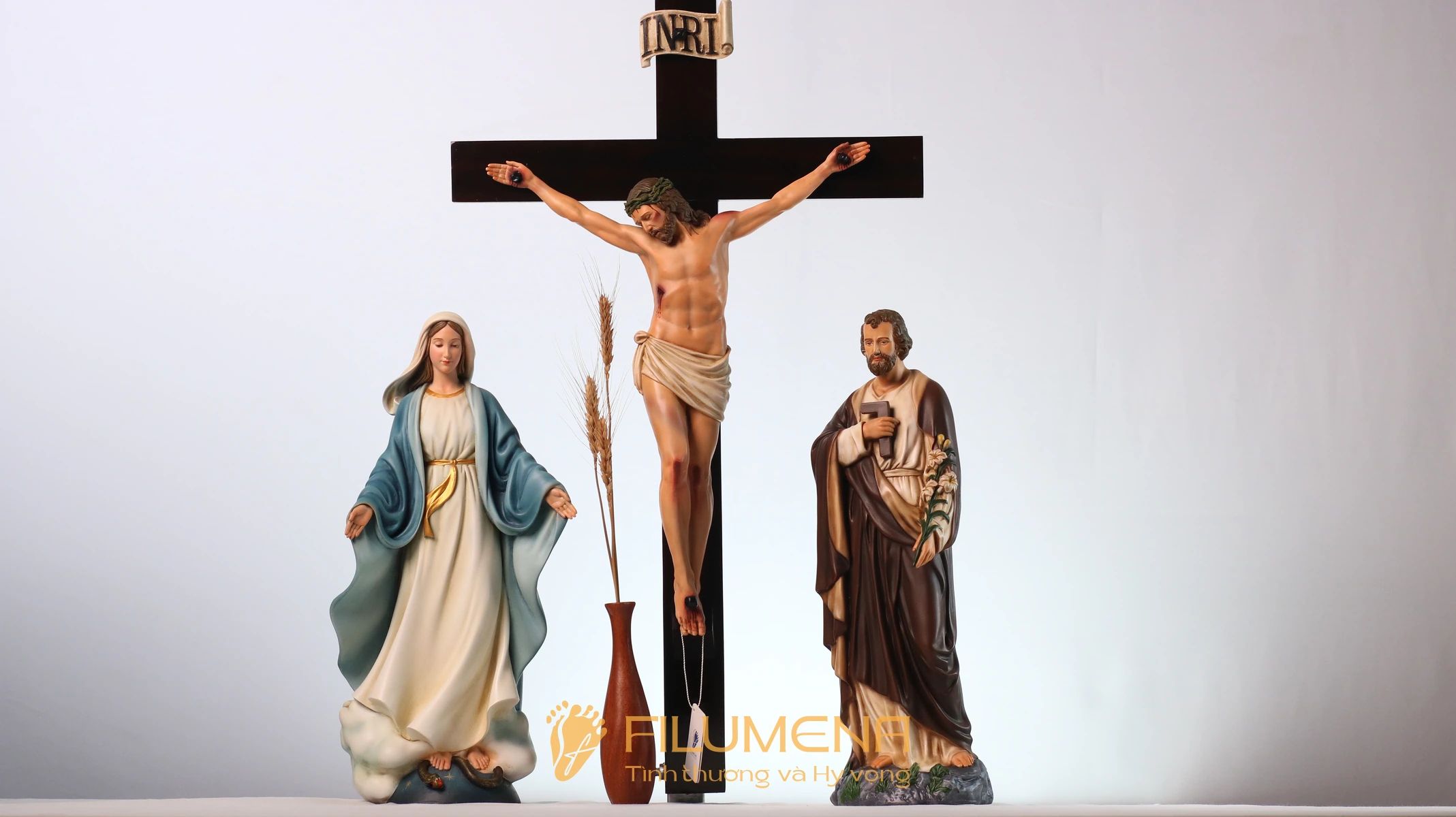 Bàn thờ Công giáo tại Nhà sách Nhà thờ Chánh tòa Đà Nẵng. Tượng Công giáo Filumena là tượng của Tình thương và Hy vọng. Bản quyền các tác phẩm tượng Công giáo thuộc về Filumena Art, Cộng hòa Pháp. Filumena sáng tác và sản xuất nhiều mẫu tượng Công giáo khác như Tượng chịu nạn, Tượng công giáo mini, Tượng công giáo đẹp, Bàn thờ Chúa phòng khách, Bàn thờ Công giáo phòng khách