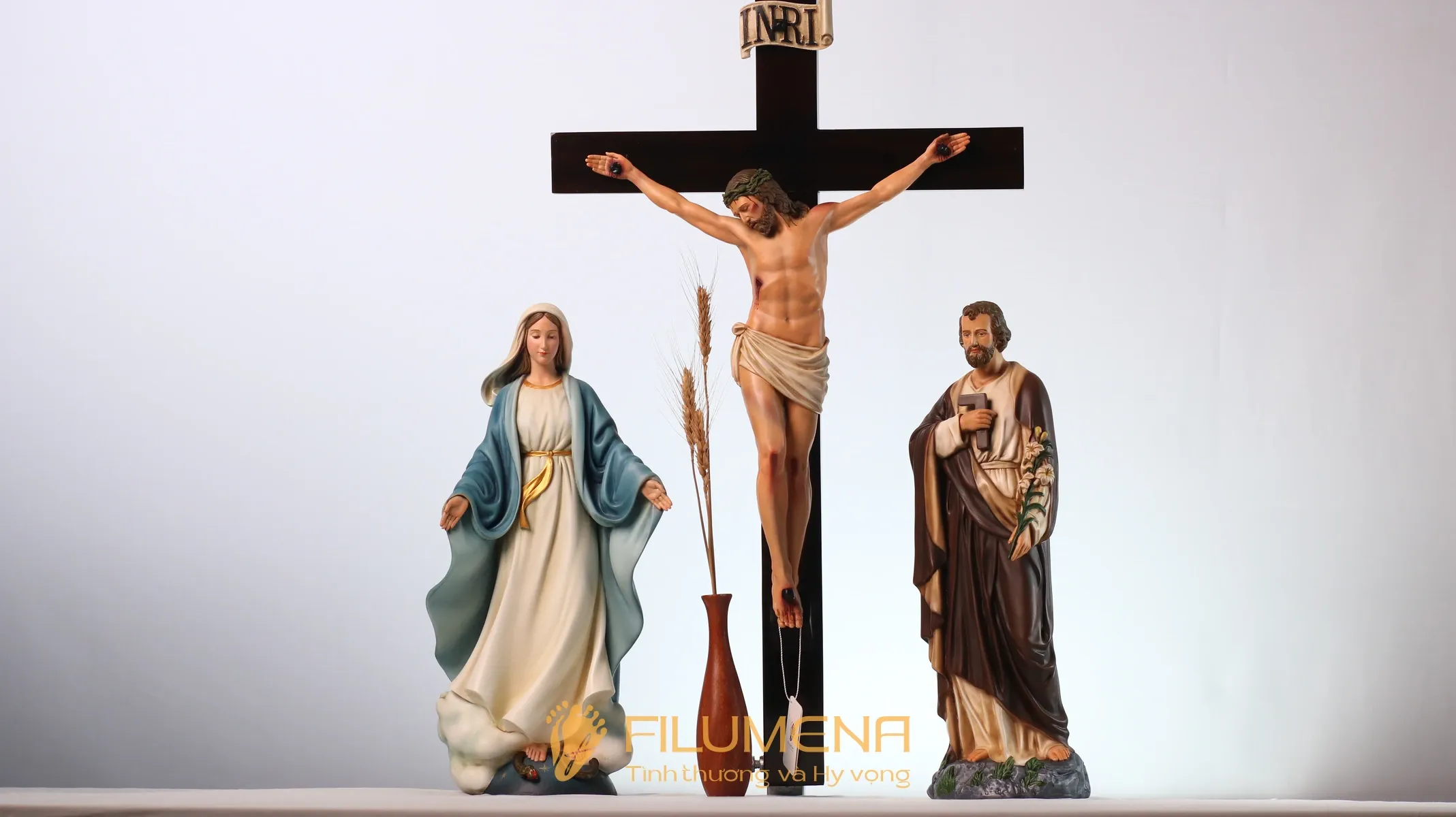 Bàn thờ Chúa tại Mỹ. Tượng Công Giáo Filumena được sáng tác bởi các nghệ sĩ Filumena. Mỗi tác phẩm đều là đóng góp của quý vị cho các việc bác ái. Tượng làm bằng chất liệu bột đá tự nhiên và resin, có đủ các kích thước từ 15, 20 cm tới 1m và lớn hơn nữa.