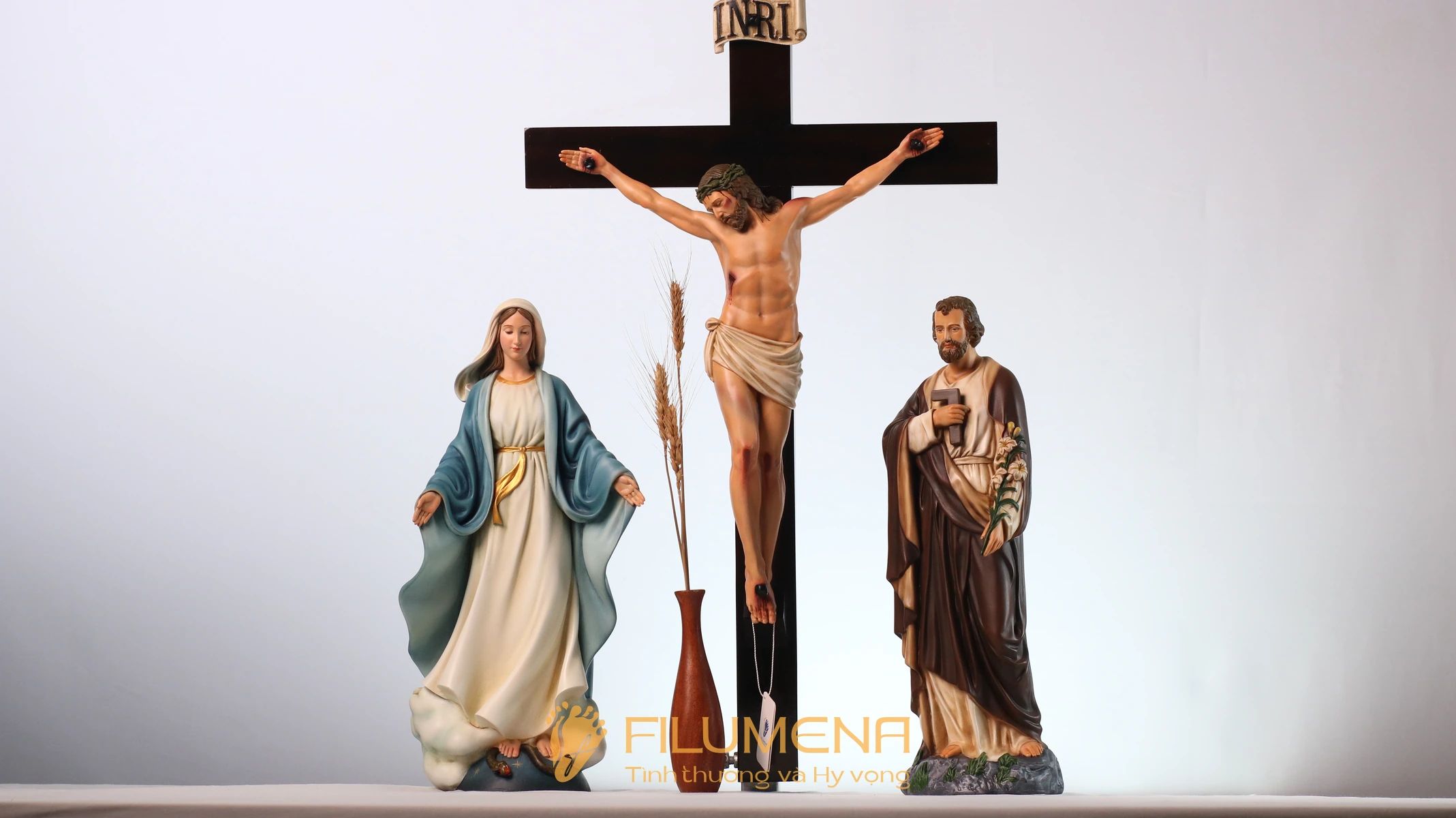 Một số hình ảnh bố cục bàn thờ Chúa kích thước gọn giúp người đọc hình dung rõ hơn cách tượng Chúa chịu nạn có thể hiện diện trong góc cầu nguyện riêng