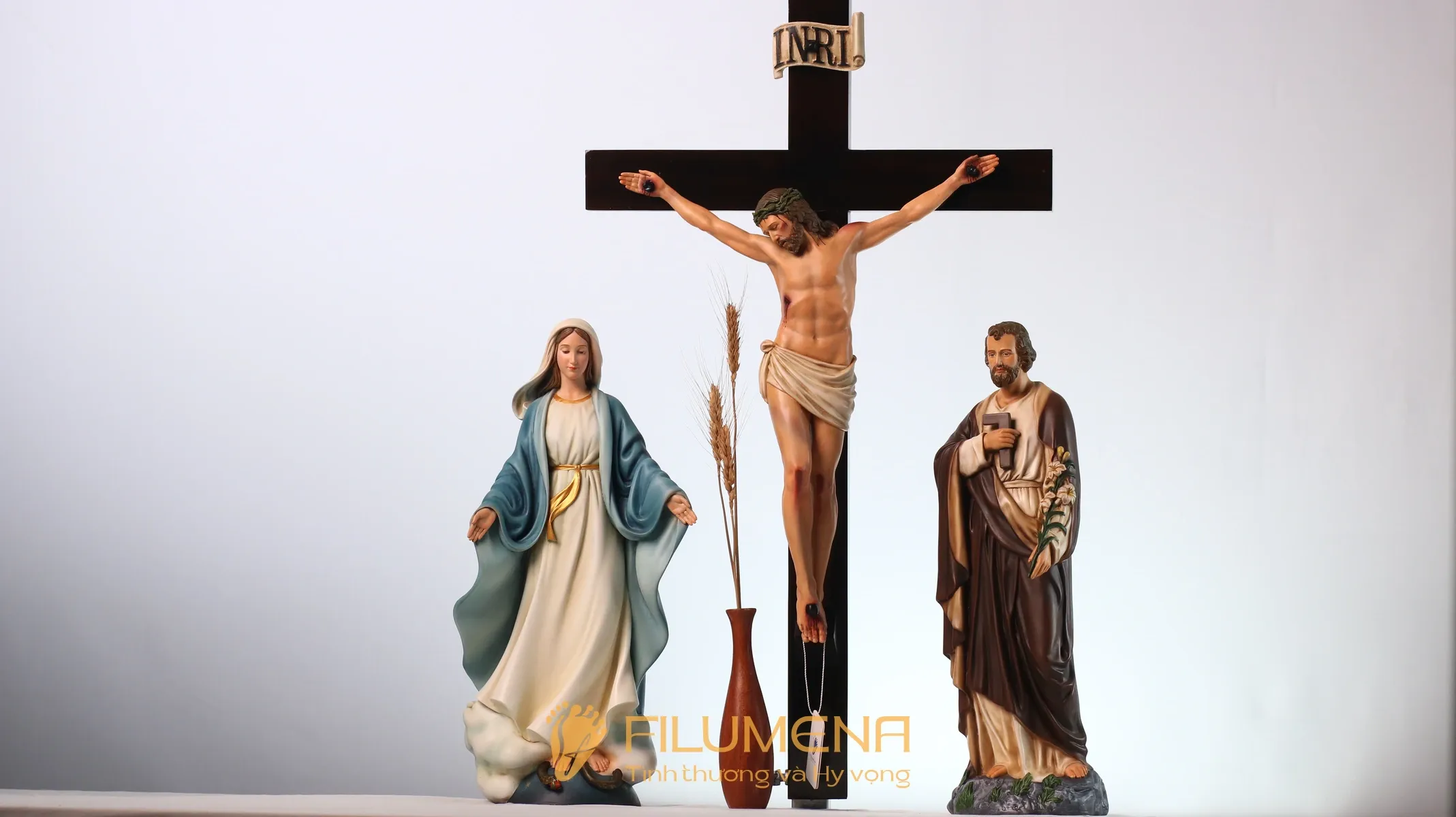 Bàn thờ Chúa - tượng Công giáo Filumena tại Nhà sách Đức Bà Hòa Bình Sài Gòn. Tượng Công Giáo Filumena được sáng tác bởi các nghệ sĩ Filumena. Mỗi tác phẩm đều là đóng góp của quý vị cho các việc bác ái. Tượng làm bằng chất liệu bột đá tự nhiên và resin, có đủ các kích thước từ 15, 20 cm tới 1m và lớn hơn nữa.