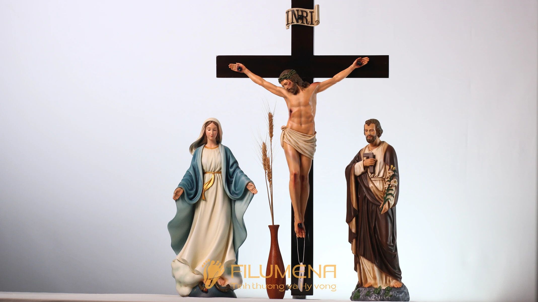 Bàn thờ Chúa - tượng Công giáo Filumena tại Nhà sách Dòng Mến Thánh Giá Hà Nội. Tượng Công giáo Filumena là tượng của Tình thương và Hy vọng. Bản quyền các tác phẩm tượng Công giáo thuộc về Filumena Art, Cộng hòa Pháp. Filumena sáng tác và sản xuất nhiều mẫu tượng Công giáo khác như Tượng Giáng sinh mini, Tượng Chúa hài đồng, Tượng Đức Mẹ La Vang, Tượng Thánh Antôn, Bàn thờ Chúa