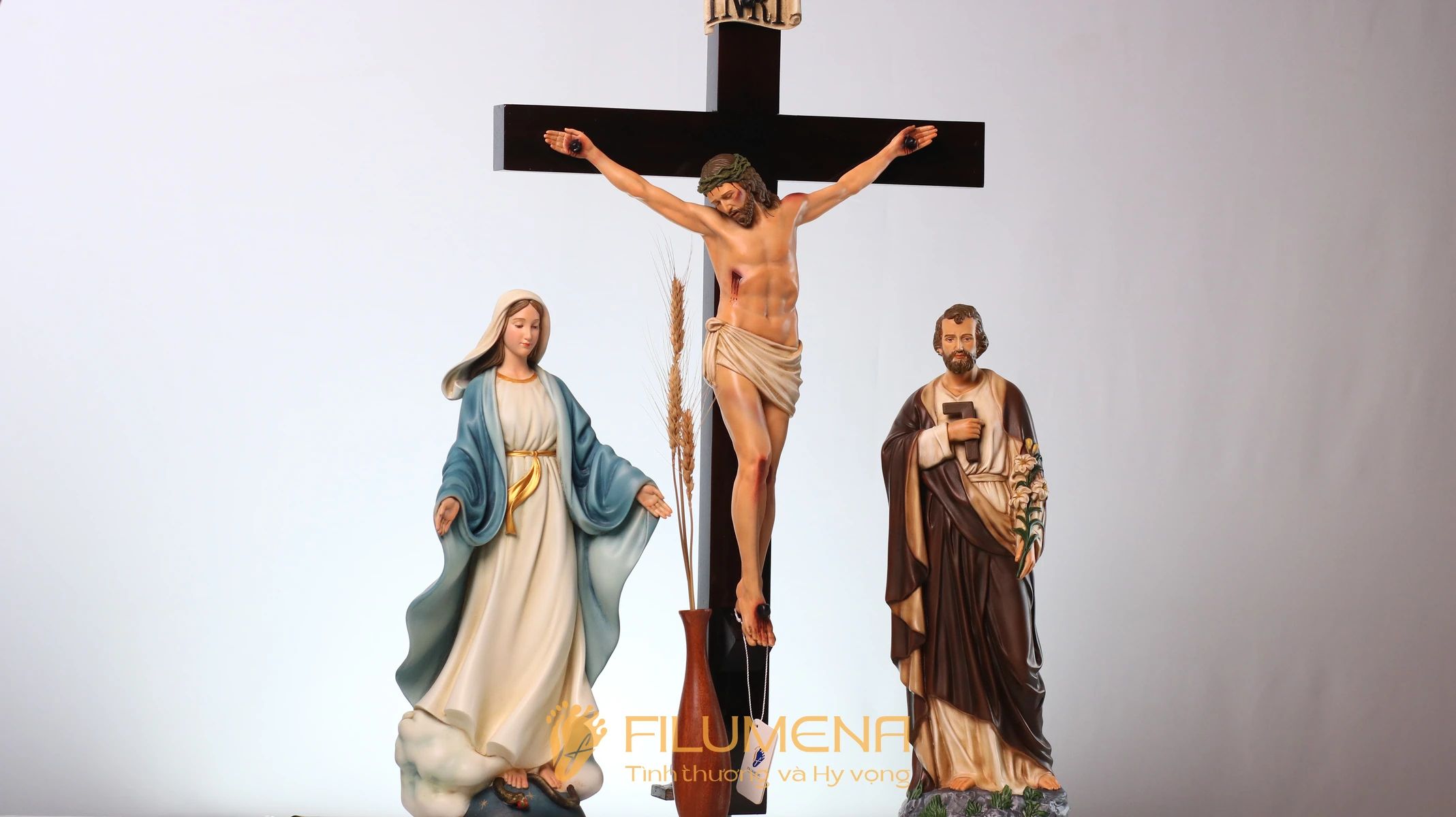 Bàn thờ Công giáo phòng khách tại TGP. Sài Gòn. Tượng Công giáo Filumena là tượng của Tình thương và Hy vọng. Bản quyền các tác phẩm tượng Công giáo thuộc về Filumena Art, Cộng hòa Pháp. Filumena sáng tác và sản xuất nhiều mẫu tượng Công giáo khác như Tượng công giáo mini, Tượng chịu nạn, Tượng Chúa Giê-su, Tượng Chúa, Tượng Đức Mẹ Ban Ơn