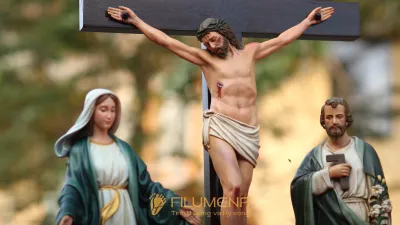 Một số góc nhìn của bàn thờ Chúa 40 cm xanh ô liu để gia đình so sánh cảm giác màu trong không gian sáng.