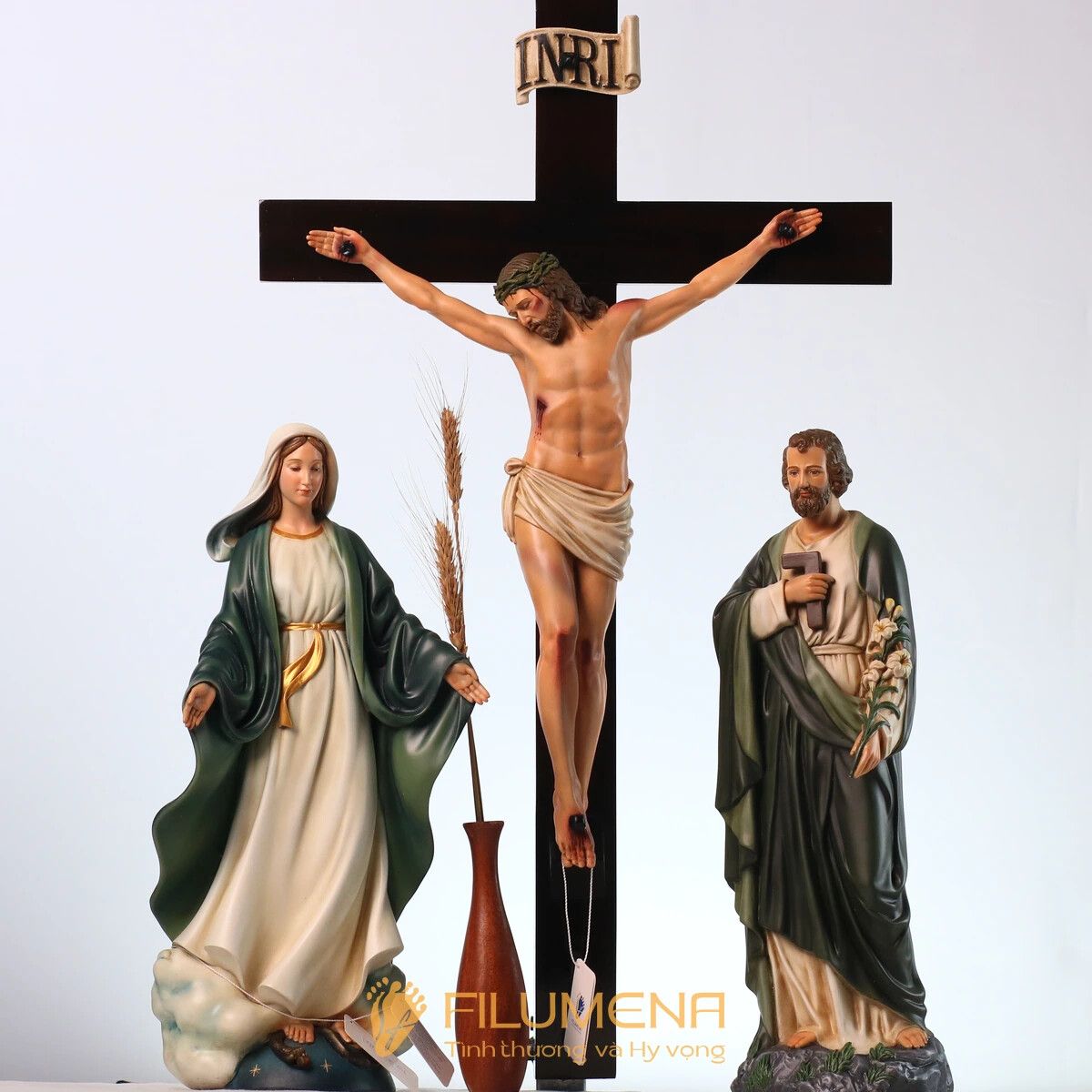 Bàn thờ Chúa - tượng Công giáo Filumena tại Nhà sách Dòng Mến Thánh Giá Hà Nội. Tượng Công giáo Filumena là tượng của Tình thương và Hy vọng. Bản quyền các tác phẩm tượng Công giáo thuộc về Filumena Art, Cộng hòa Pháp. Filumena sáng tác và sản xuất nhiều mẫu tượng Công giáo khác như Tượng Giáng sinh mini, Tượng Chúa hài đồng, Tượng Đức Mẹ La Vang, Tượng Thánh Antôn, Bàn thờ Chúa