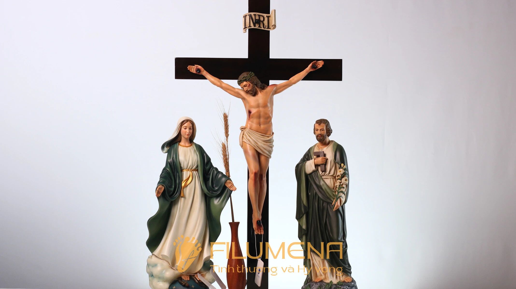 Bàn thờ Chúa - tượng Công giáo Filumena tại Nhà sách Dòng Mến Thánh Giá Hà Nội. Tượng Công giáo Filumena là tượng của Tình thương và Hy vọng. Bản quyền các tác phẩm tượng Công giáo thuộc về Filumena Art, Cộng hòa Pháp. Filumena sáng tác và sản xuất nhiều mẫu tượng Công giáo khác như Tượng Giáng sinh mini, Tượng Chúa hài đồng, Tượng Đức Mẹ La Vang, Tượng Thánh Antôn, Bàn thờ Chúa