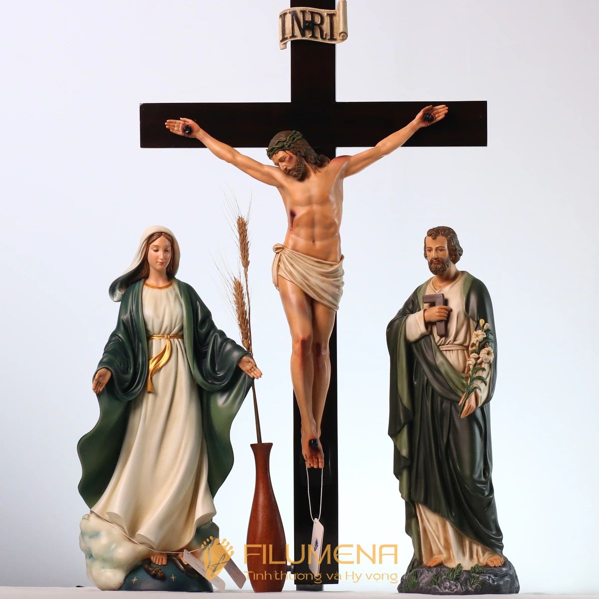 Bàn thờ Chúa phòng khách tại An Giang. Tượng Công giáo Filumena là tượng của Tình thương và Hy vọng. Bản quyền các tác phẩm tượng Công giáo thuộc về Filumena Art, Cộng hòa Pháp. Filumena sáng tác và sản xuất nhiều mẫu tượng Công giáo khác như Tượng Giáng sinh, Tượng Chúa Giáng sinh, Bàn thờ Công giáo phòng khách, Tượng công giáo đẹp, Tượng công giáo mini