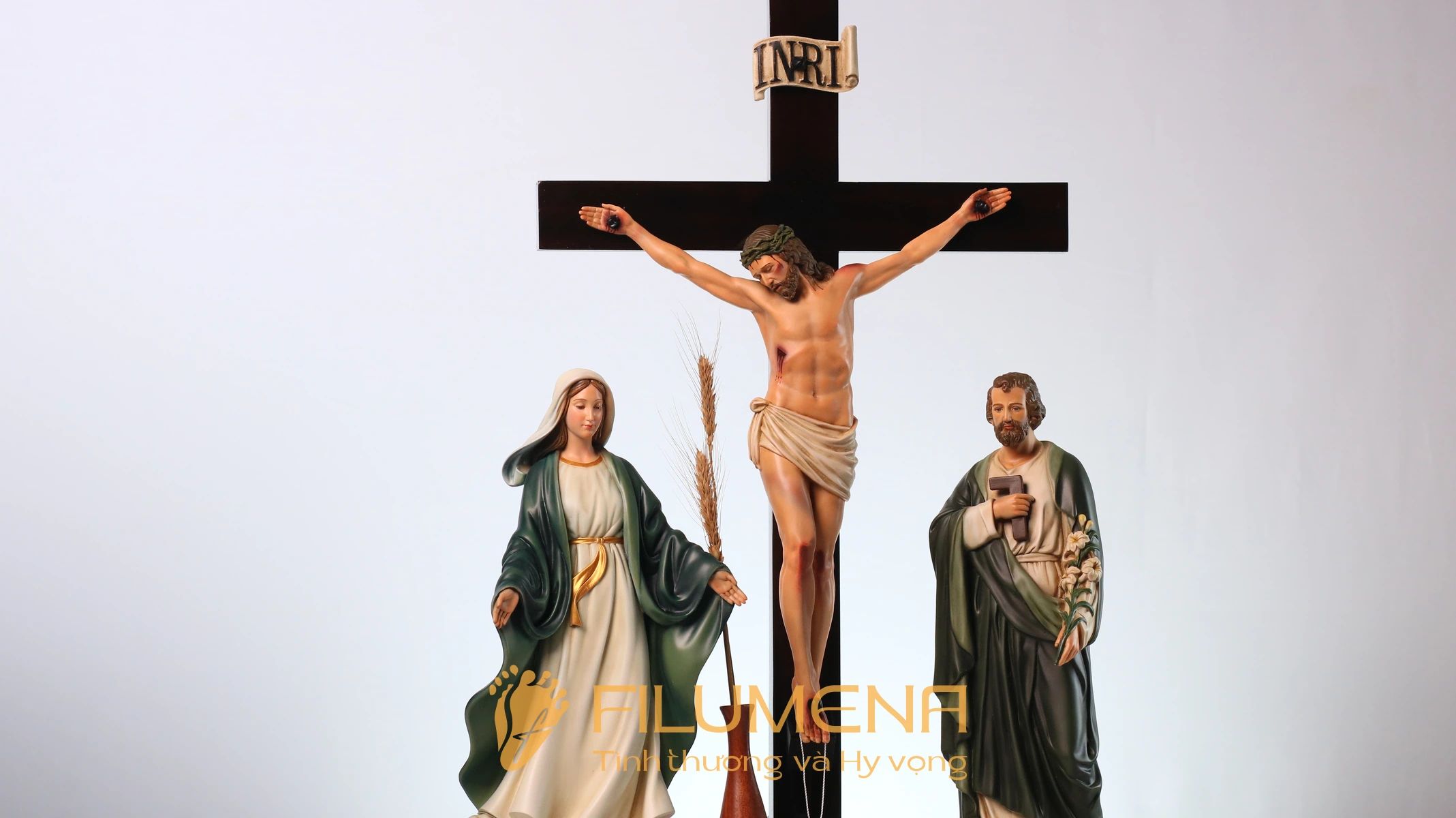 Bàn thờ Công giáo tại Nhà sách Dòng Chúa Cứu Thế. Tượng Công giáo Filumena là tượng của Tình thương và Hy vọng. Bản quyền các tác phẩm tượng Công giáo thuộc về Filumena Art, Cộng hòa Pháp. Filumena sáng tác và sản xuất nhiều mẫu tượng Công giáo khác như Tượng chịu nạn, Tượng công giáo mini, Tượng công giáo đẹp, Bàn thờ Chúa phòng khách, Bàn thờ Công giáo phòng khách