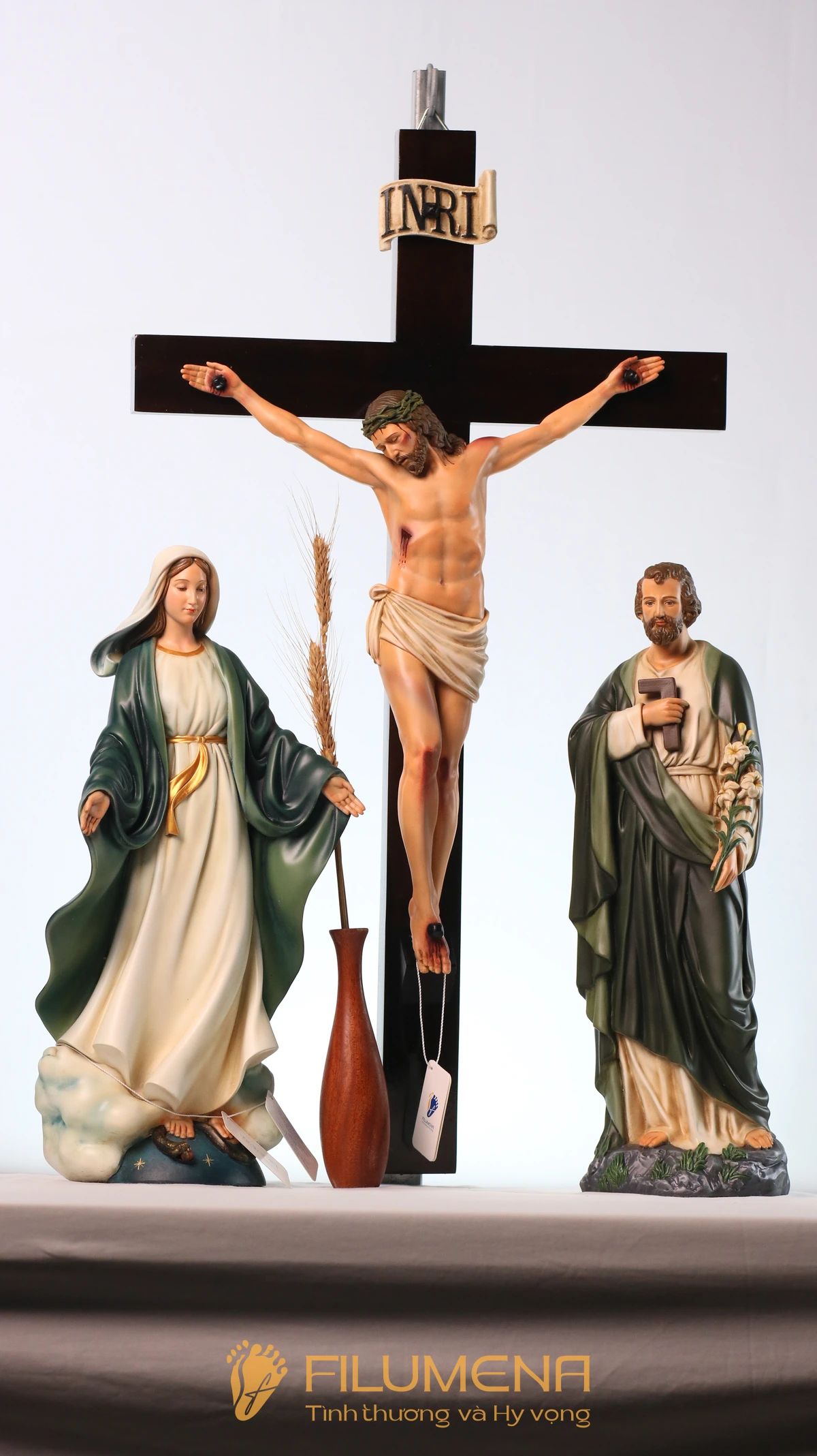 Bàn thờ Chúa phòng khách tại Nhà thờ Chính tòa Xuân Lộc Đồng Nai. Tượng Công giáo Filumena là tượng của Tình thương và Hy vọng. Bản quyền các tác phẩm tượng Công giáo thuộc về Filumena Art, Cộng hòa Pháp. Filumena sáng tác và sản xuất nhiều mẫu tượng Công giáo khác như Tượng Giáng sinh, Tượng Chúa Giáng sinh, Bàn thờ Công giáo phòng khách, Tượng công giáo đẹp, Tượng công giáo mini