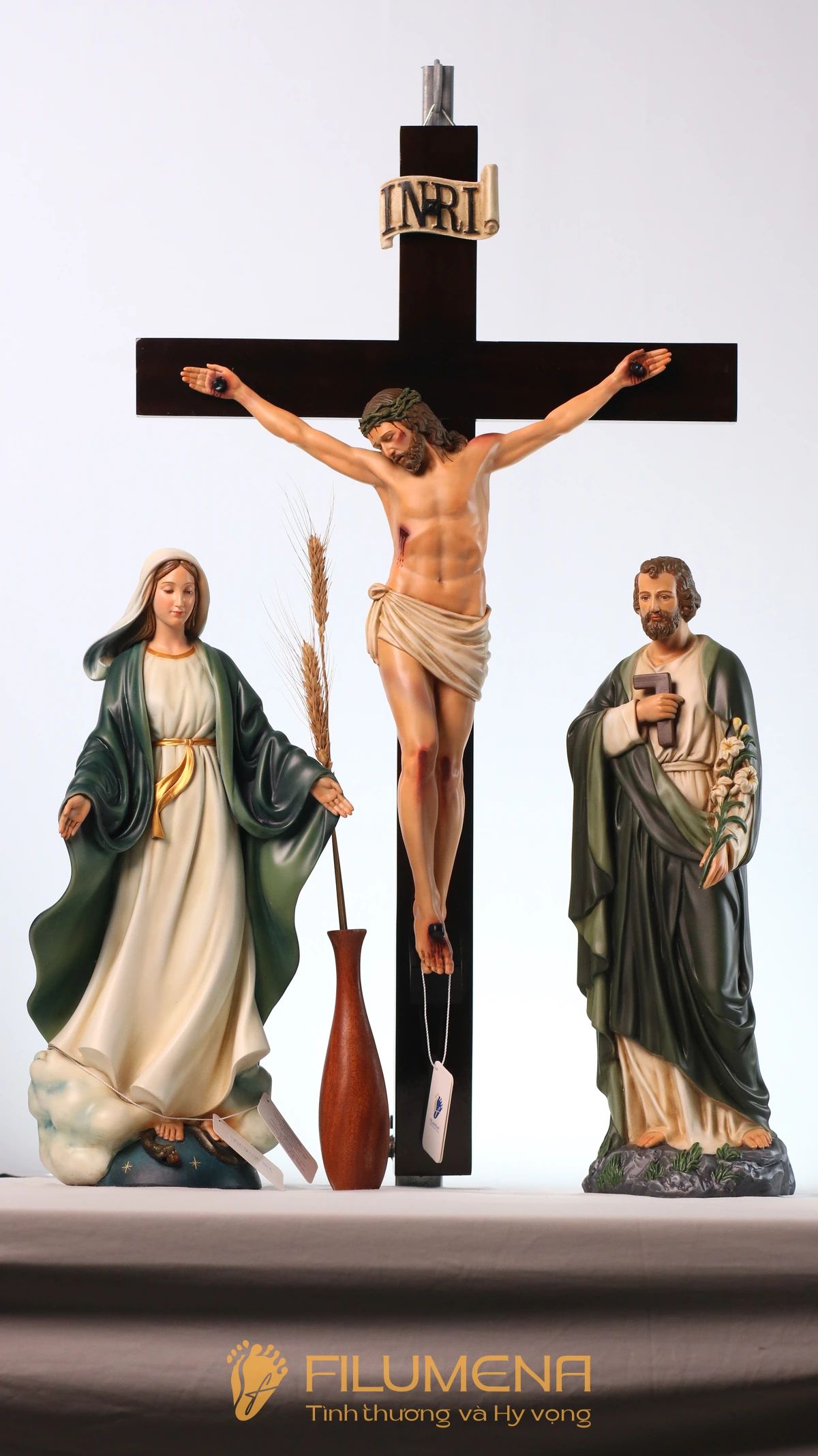 Bàn thờ Chúa phòng khách tại An Giang. Tượng Công giáo Filumena là tượng của Tình thương và Hy vọng. Bản quyền các tác phẩm tượng Công giáo thuộc về Filumena Art, Cộng hòa Pháp. Filumena sáng tác và sản xuất nhiều mẫu tượng Công giáo khác như Tượng Giáng sinh, Tượng Chúa Giáng sinh, Bàn thờ Công giáo phòng khách, Tượng công giáo đẹp, Tượng công giáo mini