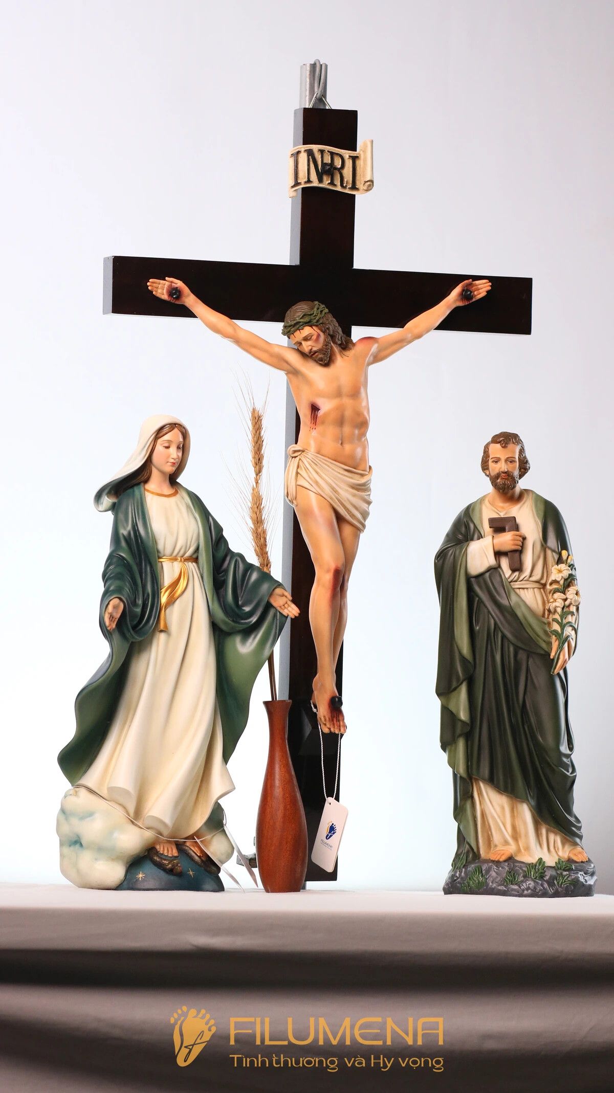 Bàn thờ Chúa - tượng Công giáo Filumena tại Nhà sách Dòng Mến Thánh Giá Hà Nội. Tượng Công giáo Filumena là tượng của Tình thương và Hy vọng. Bản quyền các tác phẩm tượng Công giáo thuộc về Filumena Art, Cộng hòa Pháp. Filumena sáng tác và sản xuất nhiều mẫu tượng Công giáo khác như Tượng Giáng sinh mini, Tượng Chúa hài đồng, Tượng Đức Mẹ La Vang, Tượng Thánh Antôn, Bàn thờ Chúa