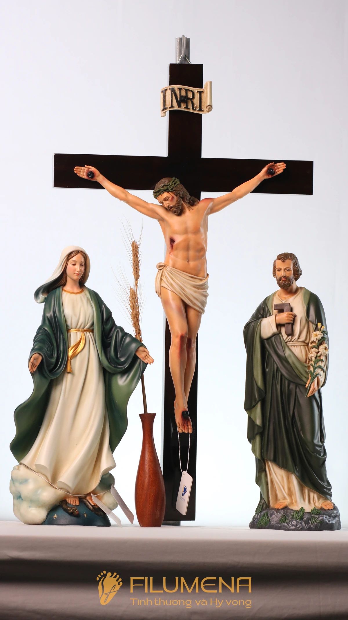 Bàn thờ Công giáo tại TGP Hà Nội. Tượng Công giáo Filumena là tượng của Tình thương và Hy vọng. Bản quyền các tác phẩm tượng Công giáo thuộc về Filumena Art, Cộng hòa Pháp. Filumena sáng tác và sản xuất nhiều mẫu tượng Công giáo khác như Tượng chịu nạn, Tượng công giáo mini, Tượng công giáo đẹp, Bàn thờ Chúa phòng khách, Bàn thờ Công giáo phòng khách