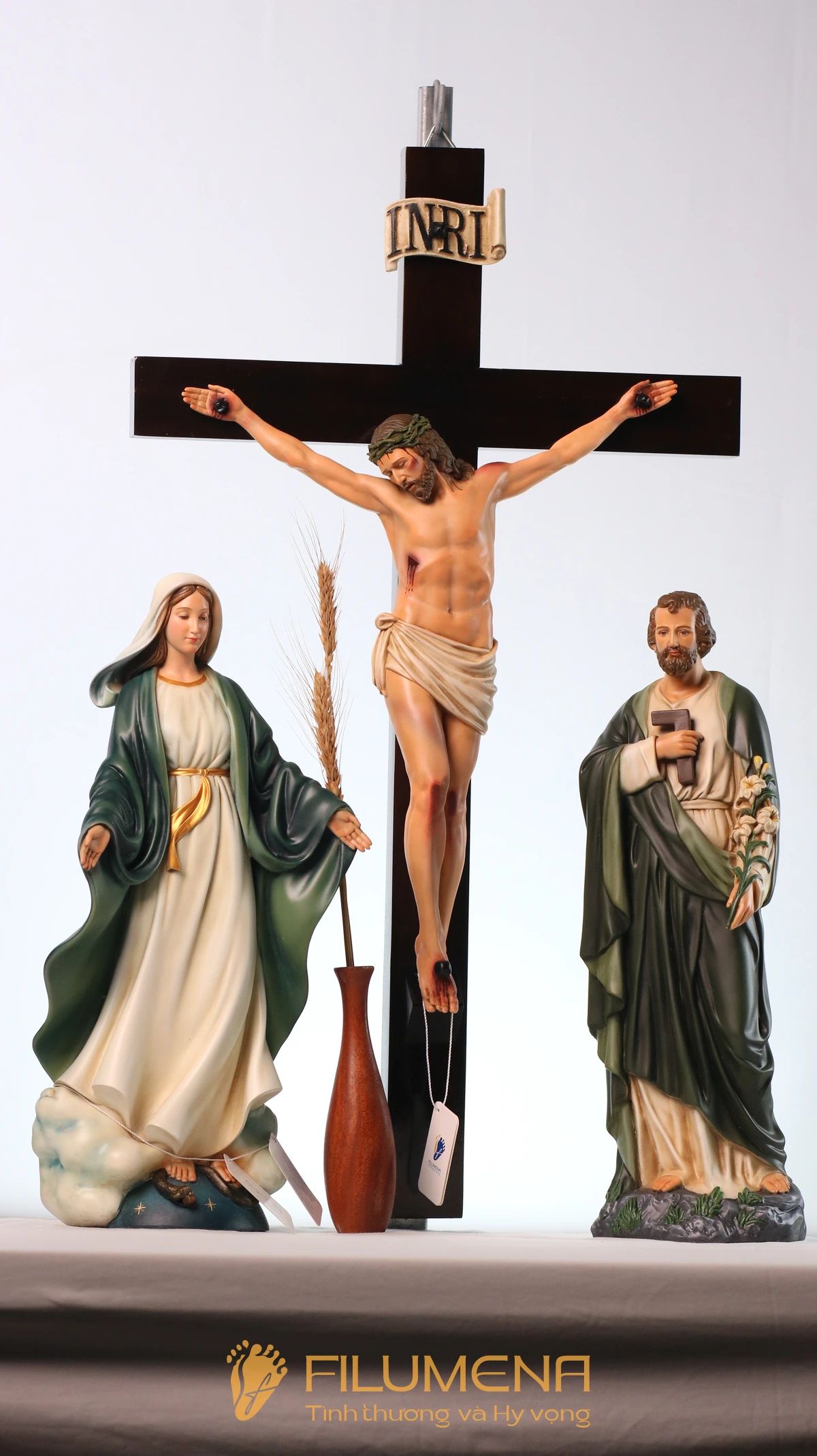 Bàn thờ Chúa - tượng Công giáo Filumena tại Nhà sách Đức Mẹ Hằng Cứu Giúp. Tượng Công giáo Filumena là tượng của Tình thương và Hy vọng. Bản quyền các tác phẩm tượng Công giáo thuộc về Filumena Art, Cộng hòa Pháp. Filumena sáng tác và sản xuất nhiều mẫu tượng Công giáo khác như Bàn thờ Công giáo, Tượng Đức Mẹ để xe ô tô, Tượng Đức Mẹ để xe hơi, Tượng Mẹ Maria, Tượng Đức Mẹ