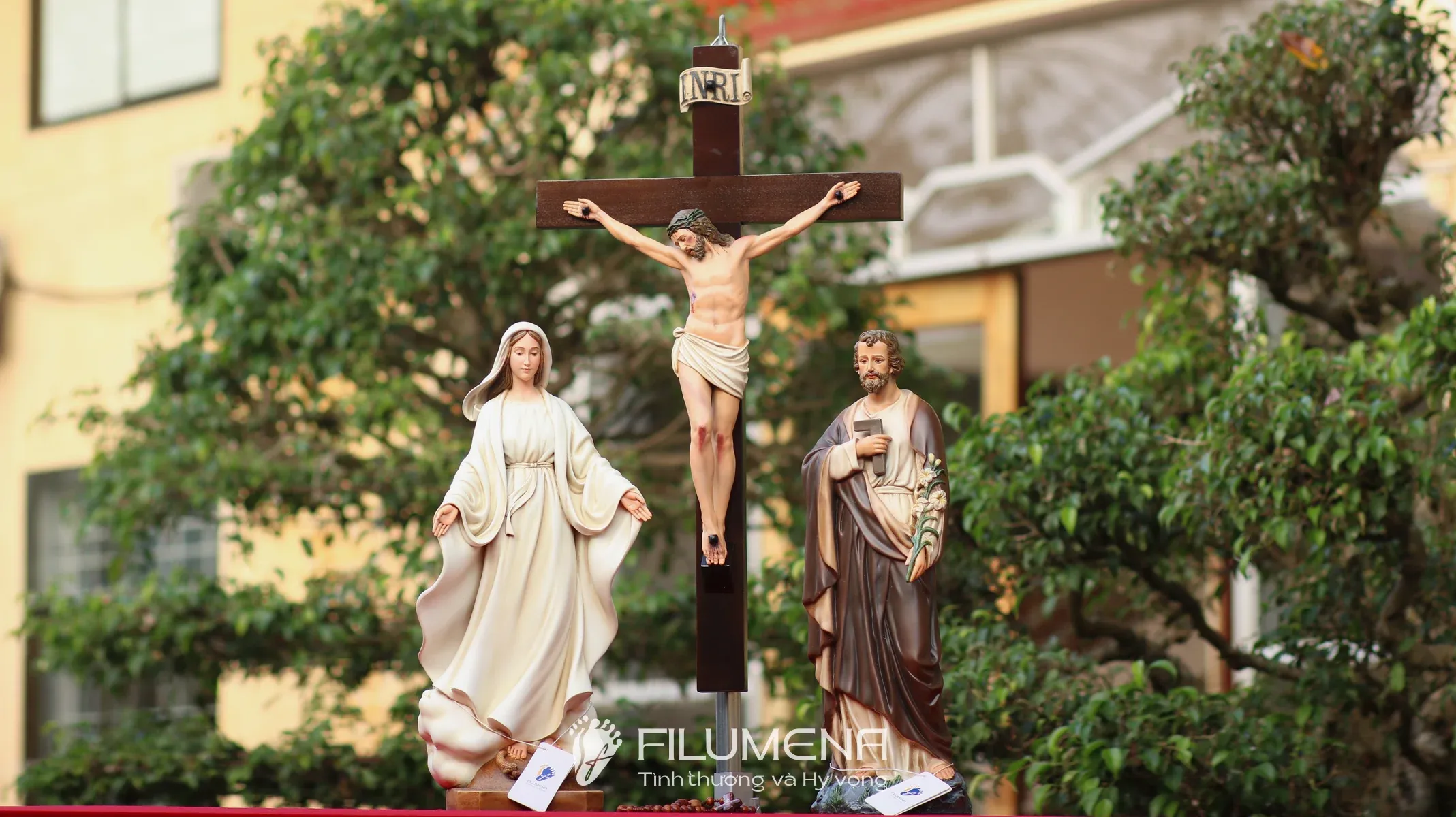 Bàn thờ Chúa phòng khách tại Mỹ. Tượng Công Giáo Filumena được sáng tác bởi các nghệ sĩ Filumena. Mỗi tác phẩm đều là đóng góp của quý vị cho các việc bác ái. Tượng làm bằng chất liệu bột đá tự nhiên và resin, có đủ các kích thước từ 15, 20 cm tới 1m và lớn hơn nữa.