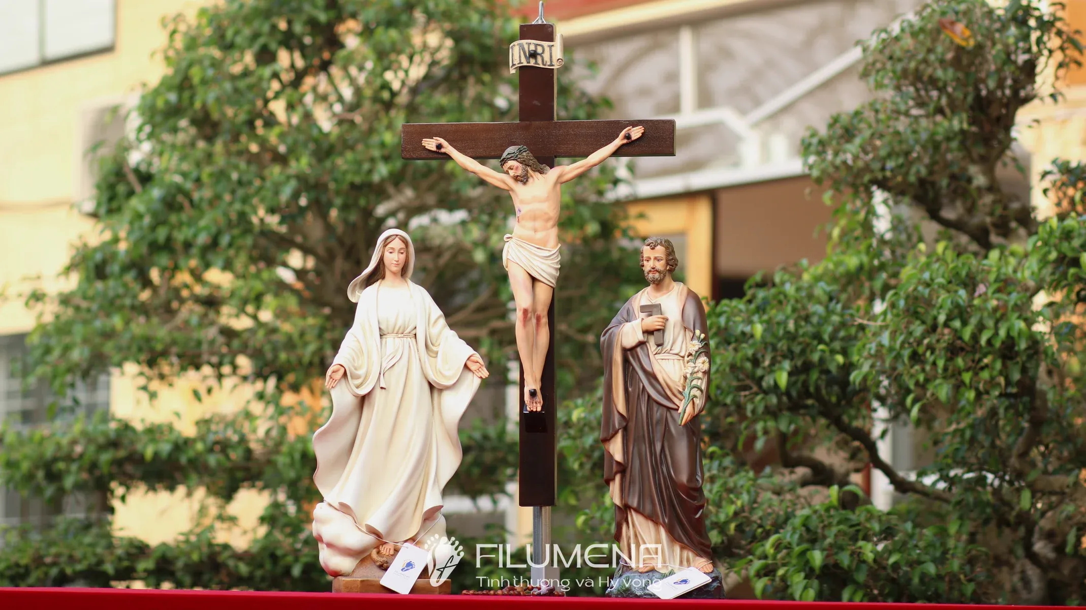 Bàn thờ Chúa tại Nhà thờ Chính tòa Xuân Lộc Đồng Nai. Tượng Công Giáo Filumena được sáng tác bởi các nghệ sĩ Filumena. Mỗi tác phẩm đều là đóng góp của quý vị cho các việc bác ái. Tượng làm bằng chất liệu bột đá tự nhiên và resin, có đủ các kích thước từ 15, 20 cm tới 1m và lớn hơn nữa.
