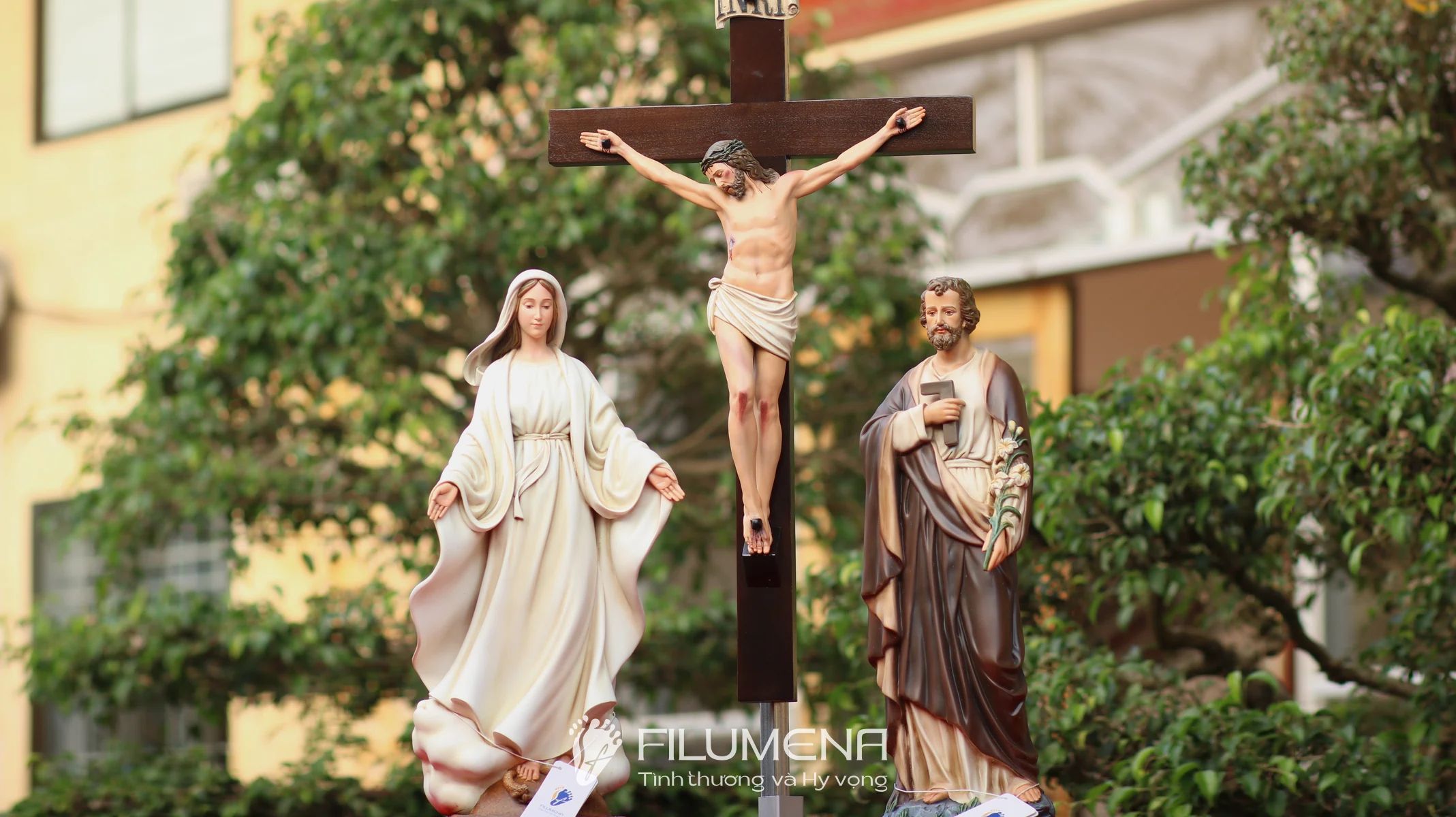 Bàn thờ Công giáo phòng khách tại Sài Gòn. Tượng Công giáo Filumena là tượng của Tình thương và Hy vọng. Bản quyền các tác phẩm tượng Công giáo thuộc về Filumena Art, Cộng hòa Pháp. Filumena sáng tác và sản xuất nhiều mẫu tượng Công giáo khác như Bàn thờ Công giáo, Bàn thờ Công giáo, Bàn thờ Chúa và gia tiên, Bàn thờ Chúa, Tượng Đức Mẹ La Vang