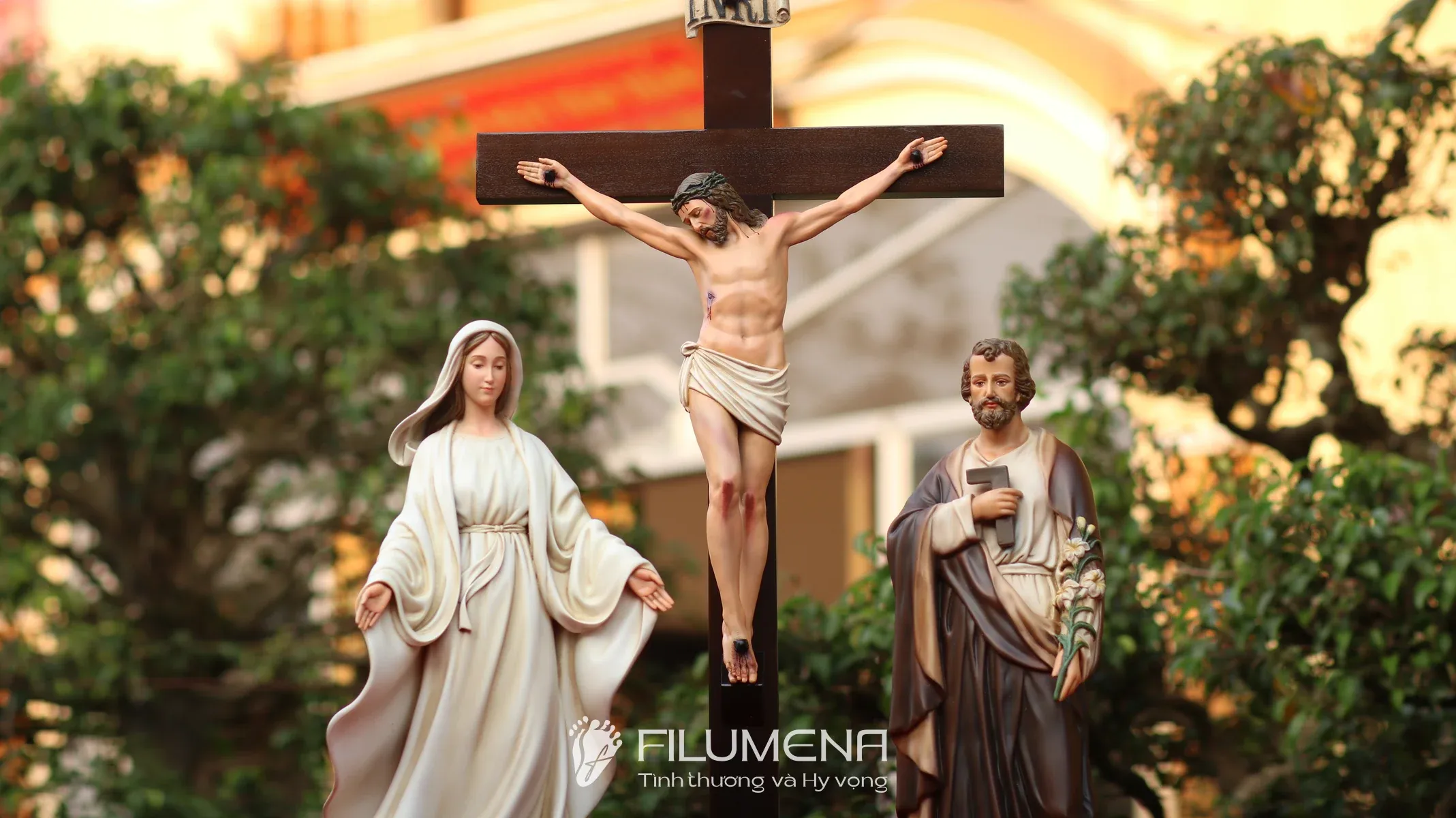 Bàn thờ Công giáo tại TGP. Sài Gòn. Tượng Công Giáo Filumena được sáng tác bởi các nghệ sĩ Filumena. Mỗi tác phẩm đều là đóng góp của quý vị cho các việc bác ái. Tượng làm bằng chất liệu bột đá tự nhiên và resin, có đủ các kích thước từ 15, 20 cm tới 1m và lớn hơn nữa.