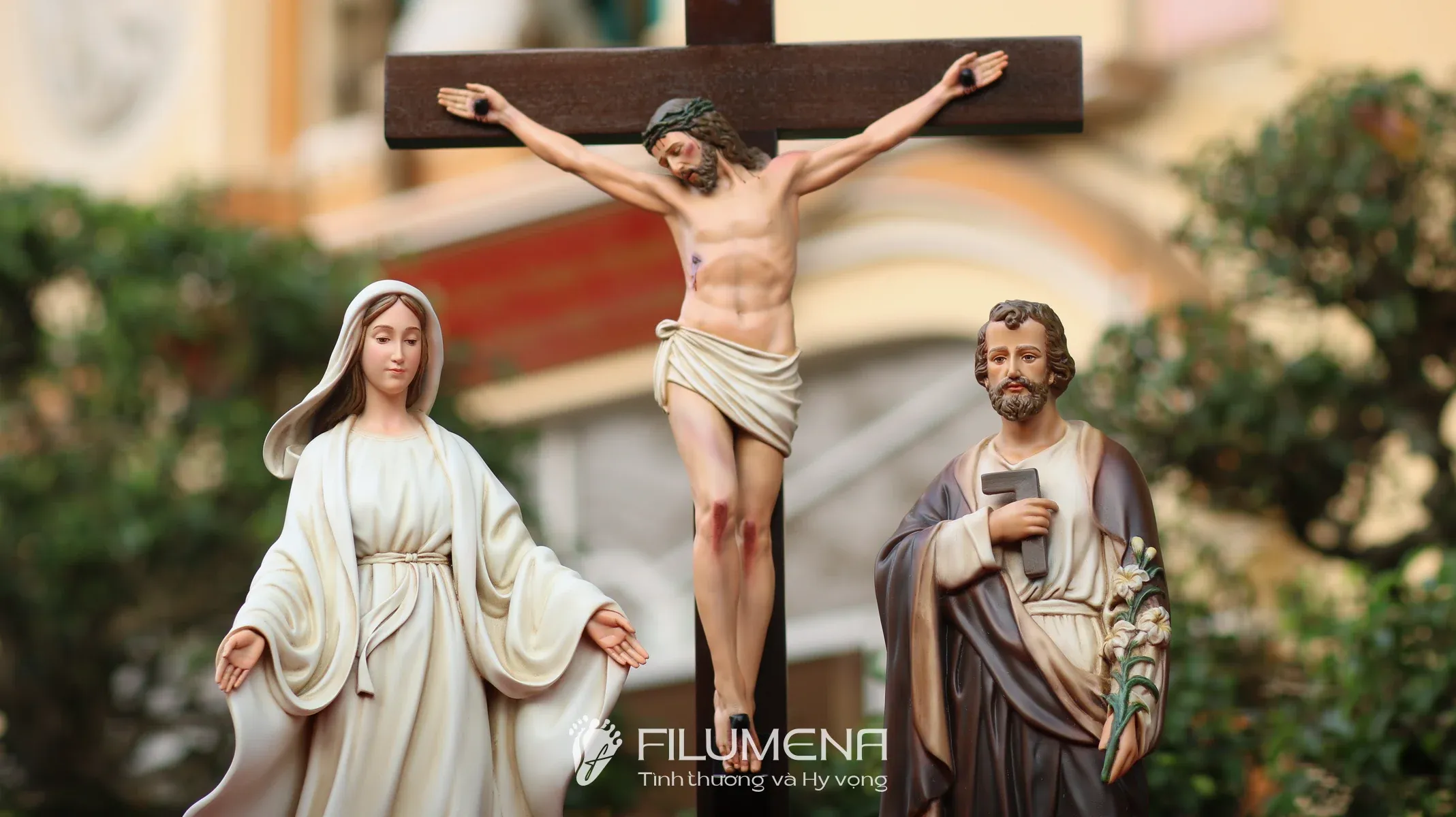 Bàn thờ Chúa tại TGP. Sài Gòn. Tượng Công Giáo Filumena được sáng tác bởi các nghệ sĩ Filumena. Mỗi tác phẩm đều là đóng góp của quý vị cho các việc bác ái. Tượng làm bằng chất liệu bột đá tự nhiên và resin, có đủ các kích thước từ 15, 20 cm tới 1m và lớn hơn nữa.