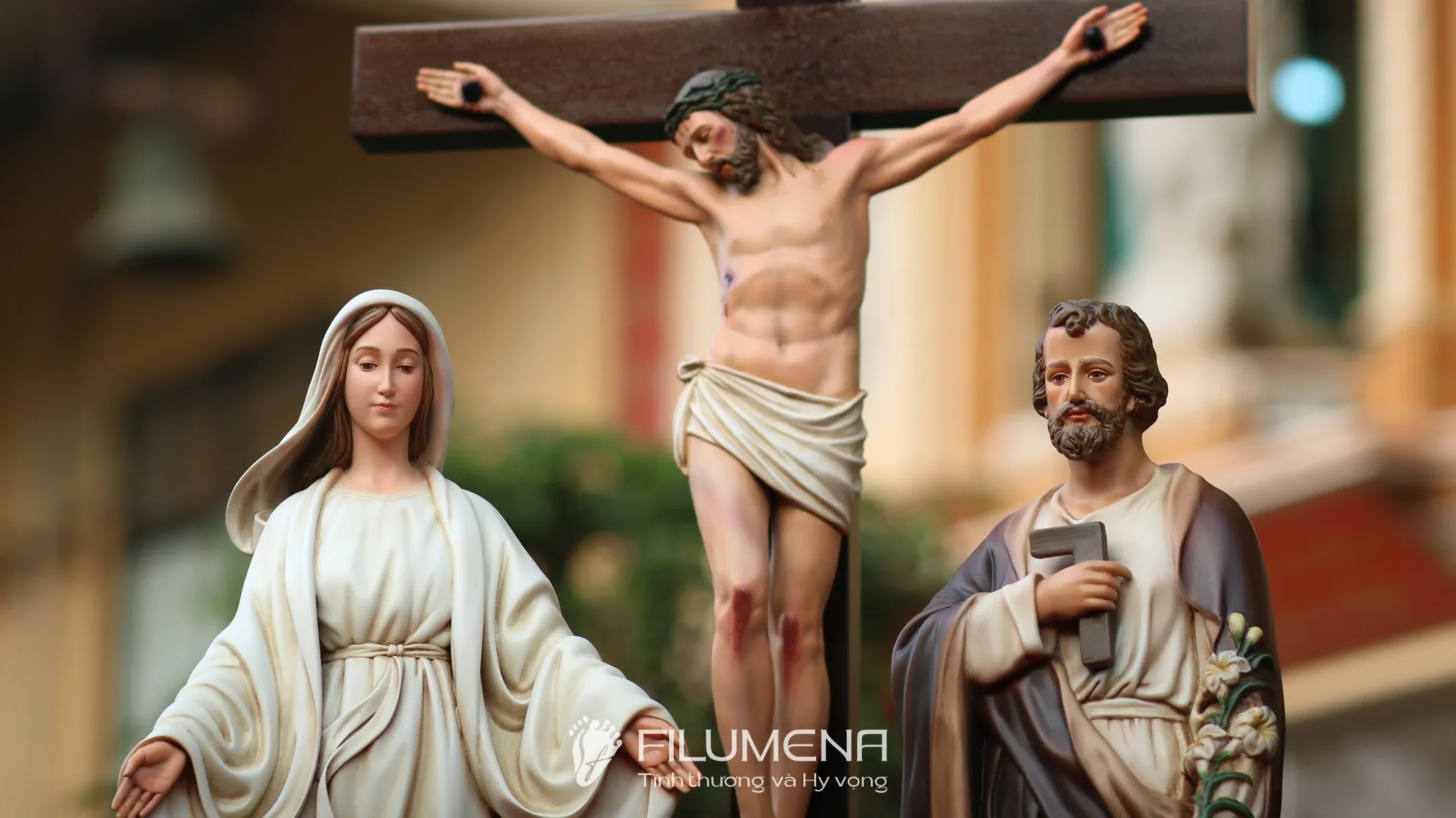 Bàn thờ Chúa phòng khách tại Hố Nai. Tượng Công Giáo Filumena được sáng tác bởi các nghệ sĩ Filumena. Mỗi tác phẩm đều là đóng góp của quý vị cho các việc bác ái. Tượng làm bằng chất liệu bột đá tự nhiên và resin, có đủ các kích thước từ 15, 20 cm tới 1m và lớn hơn nữa.