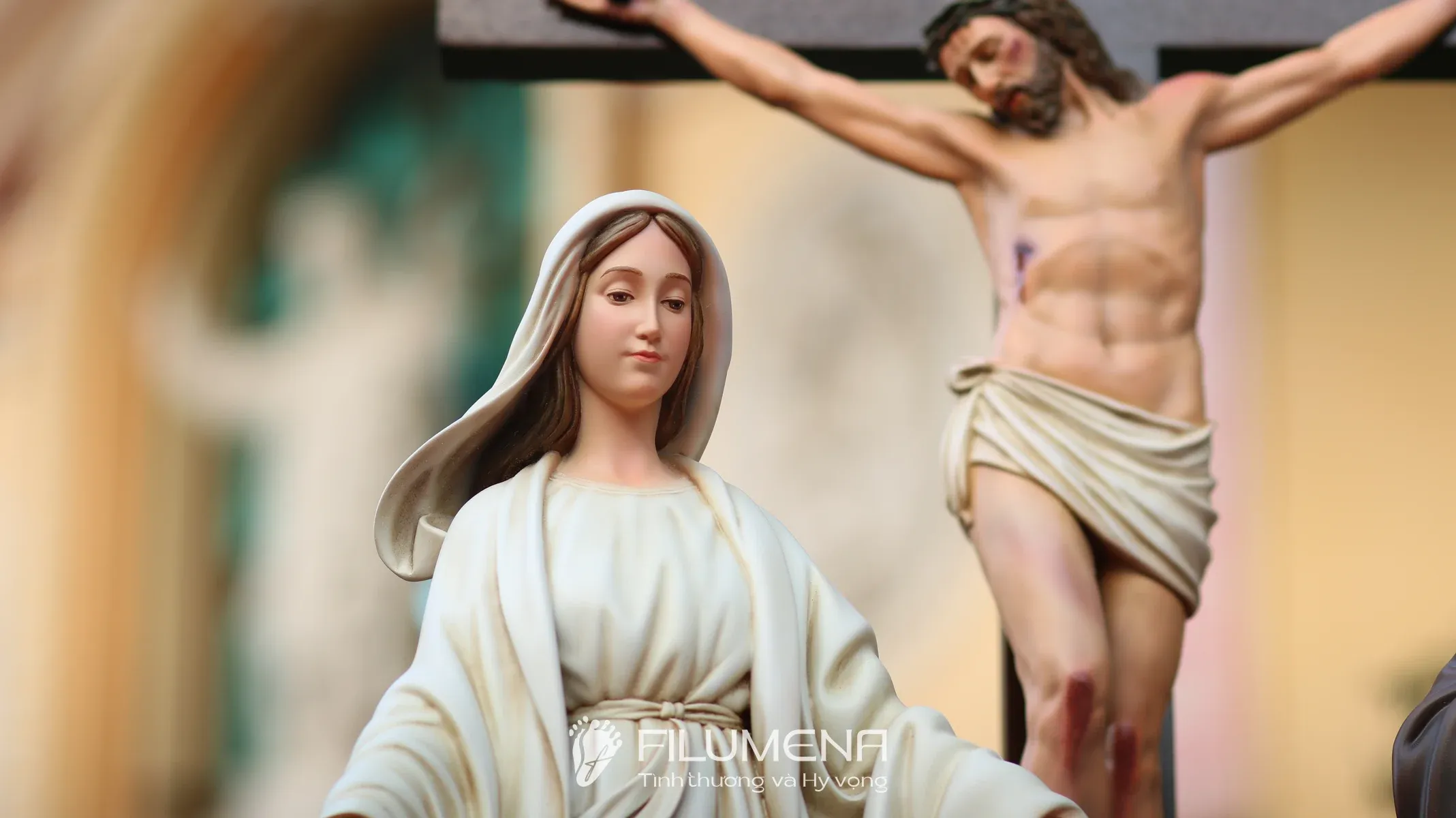 Bàn thờ Công giáo tại An Giang. Tượng Công Giáo Filumena được sáng tác bởi các nghệ sĩ Filumena. Mỗi tác phẩm đều là đóng góp của quý vị cho các việc bác ái. Tượng làm bằng chất liệu bột đá tự nhiên và resin, có đủ các kích thước từ 15, 20 cm tới 1m và lớn hơn nữa.