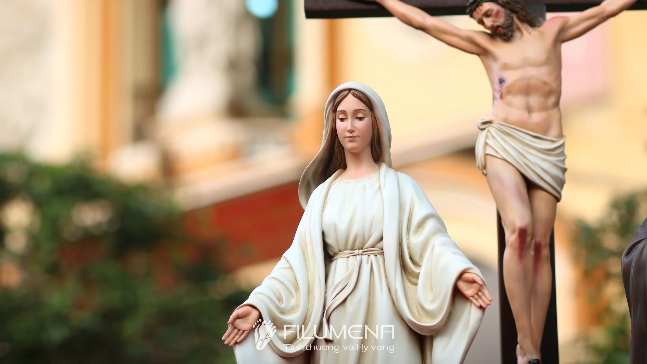 Bàn thờ Công giáo phòng khách tại nước ngoài. Tượng Công giáo Filumena là tượng của Tình thương và Hy vọng. Bản quyền các tác phẩm tượng Công giáo thuộc về Filumena Art, Cộng hòa Pháp. Filumena sáng tác và sản xuất nhiều mẫu tượng Công giáo khác như Bàn thờ Công giáo, Bàn thờ Công giáo, Bàn thờ Chúa và gia tiên, Bàn thờ Chúa, Tượng Đức Mẹ La Vang