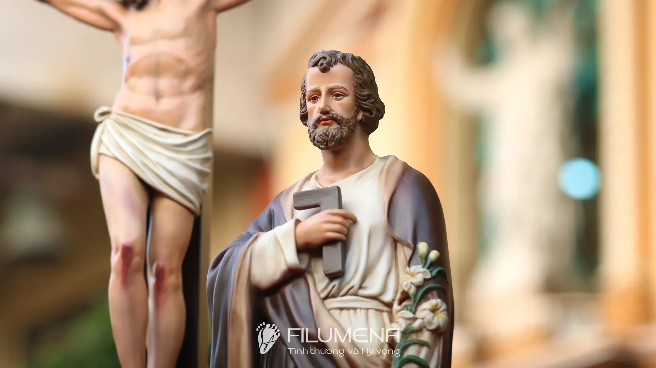 Bàn thờ Công giáo phòng khách tại Buôn Ma Thuột. Tượng Công Giáo Filumena được sáng tác bởi các nghệ sĩ Filumena. Mỗi tác phẩm đều là đóng góp của quý vị cho các việc bác ái. Tượng làm bằng chất liệu bột đá tự nhiên và resin, có đủ các kích thước từ 15, 20 cm tới 1m và lớn hơn nữa.