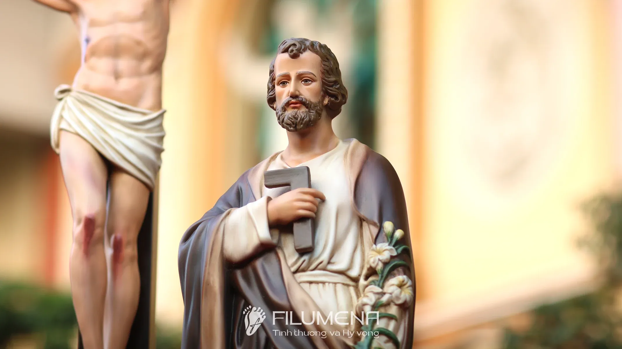 Bàn thờ Chúa tại Nhà sách Kỳ Đồng. Tượng Công Giáo Filumena được sáng tác bởi các nghệ sĩ Filumena. Mỗi tác phẩm đều là đóng góp của quý vị cho các việc bác ái. Tượng làm bằng chất liệu bột đá tự nhiên và resin, có đủ các kích thước từ 15, 20 cm tới 1m và lớn hơn nữa.