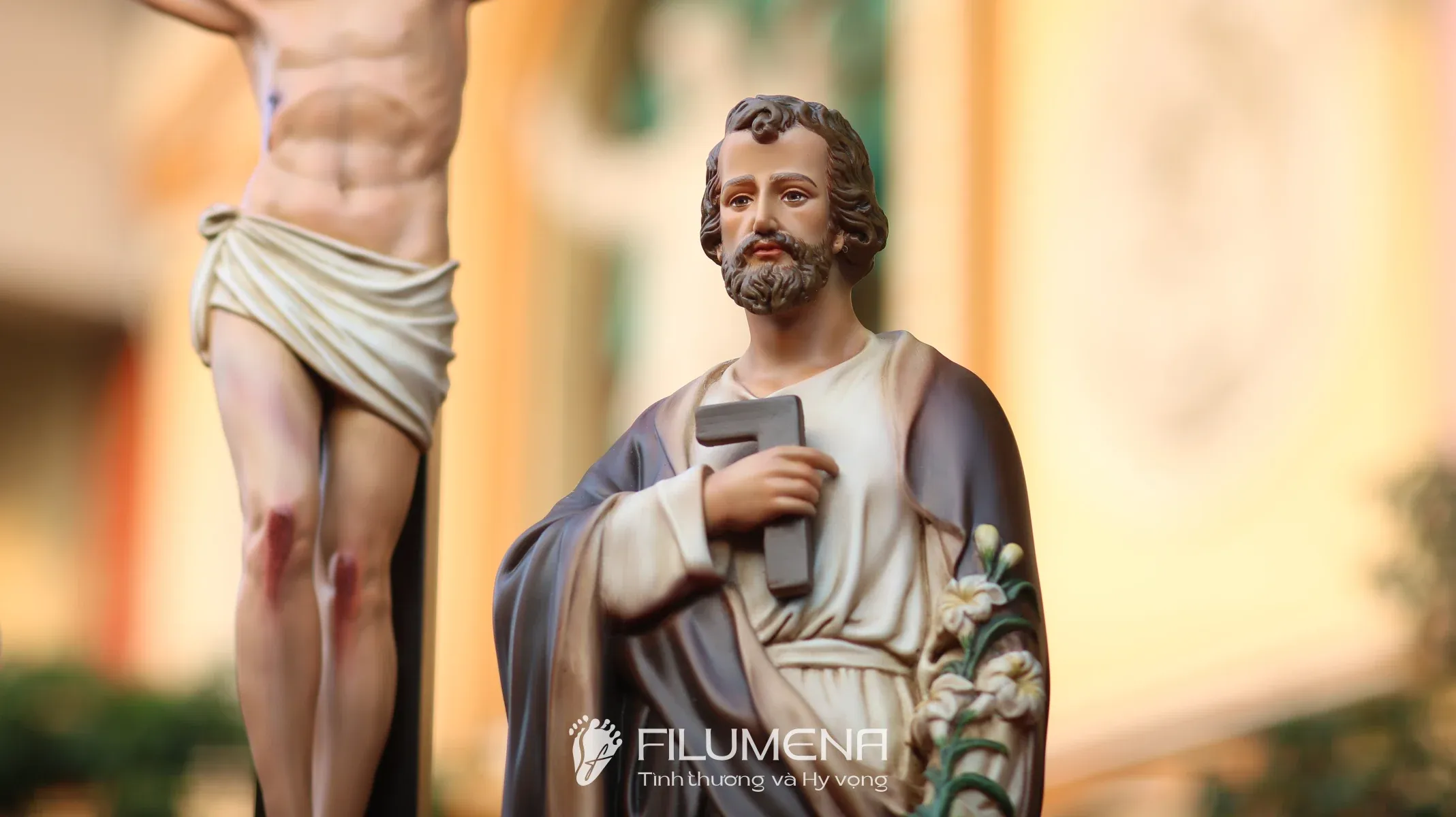 Bàn thờ Chúa phòng khách tại Nhà sách Kỳ Đồng. Tượng Công Giáo Filumena được sáng tác bởi các nghệ sĩ Filumena. Mỗi tác phẩm đều là đóng góp của quý vị cho các việc bác ái. Tượng làm bằng chất liệu bột đá tự nhiên và resin, có đủ các kích thước từ 15, 20 cm tới 1m và lớn hơn nữa.