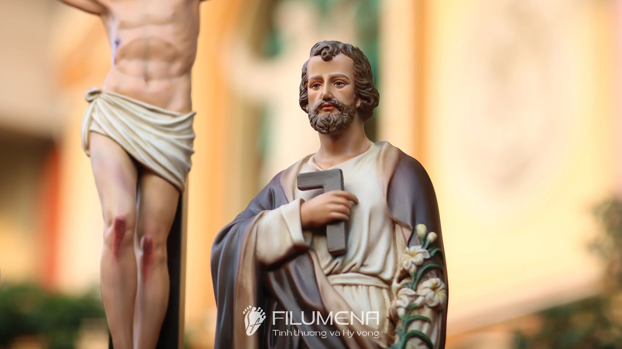 Bàn thờ Chúa phòng khách tại Nhà sách Đức Mẹ Hằng Cứu Giúp. Tượng Công giáo Filumena là tượng của Tình thương và Hy vọng. Bản quyền các tác phẩm tượng Công giáo thuộc về Filumena Art, Cộng hòa Pháp. Filumena sáng tác và sản xuất nhiều mẫu tượng Công giáo khác như Tượng Giáng sinh, Tượng Chúa Giáng sinh, Bàn thờ Công giáo phòng khách, Bàn thờ Chúa phòng khách, Tượng công giáo đẹp