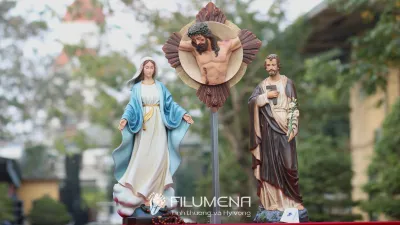 Một số góc nhìn của bàn thờ Chúa 60 cm màu cổ điển để gia đình hình dung tỷ lệ trong phòng khách rộng.
