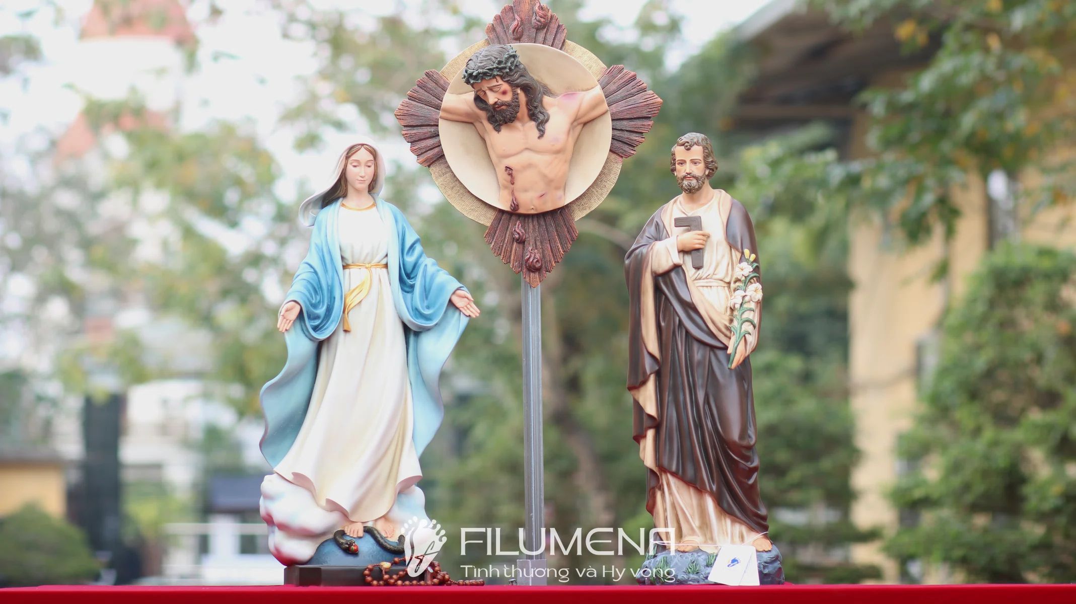 Hình ảnh bố cục bàn thờ với phù điêu Chúa chịu nạn giúp người đọc hình dung rõ hơn ưu điểm gọn, sáng và trang nghiêm của hình thức phù điêu