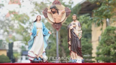 Hình ảnh bố cục bàn thờ với phù điêu Chúa chịu nạn giúp người đọc hình dung rõ hơn ưu điểm gọn, sáng và trang nghiêm của hình thức phù điêu