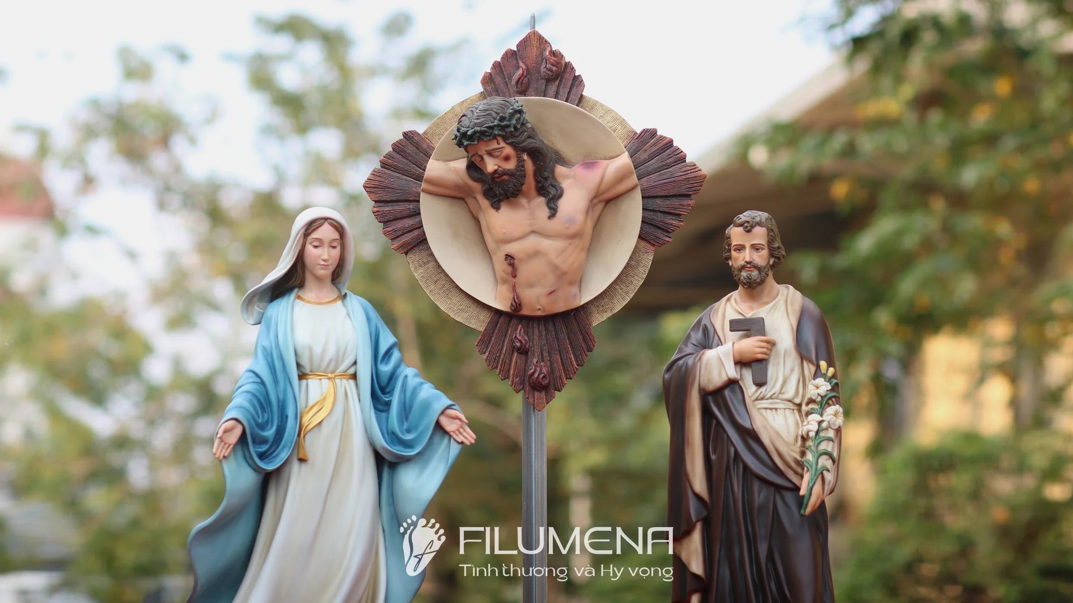 Hình ảnh bố cục bàn thờ với phù điêu Chúa chịu nạn giúp người đọc hình dung rõ hơn ưu điểm gọn, sáng và trang nghiêm của hình thức phù điêu