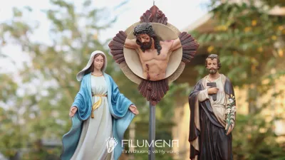 Một số góc nhìn của bàn thờ Chúa 60 cm màu cổ điển để gia đình hình dung tỷ lệ trong phòng khách rộng.