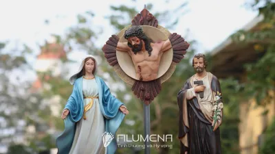 Hình ảnh bố cục bàn thờ với phù điêu Chúa chịu nạn giúp người đọc hình dung rõ hơn ưu điểm gọn, sáng và trang nghiêm của hình thức phù điêu