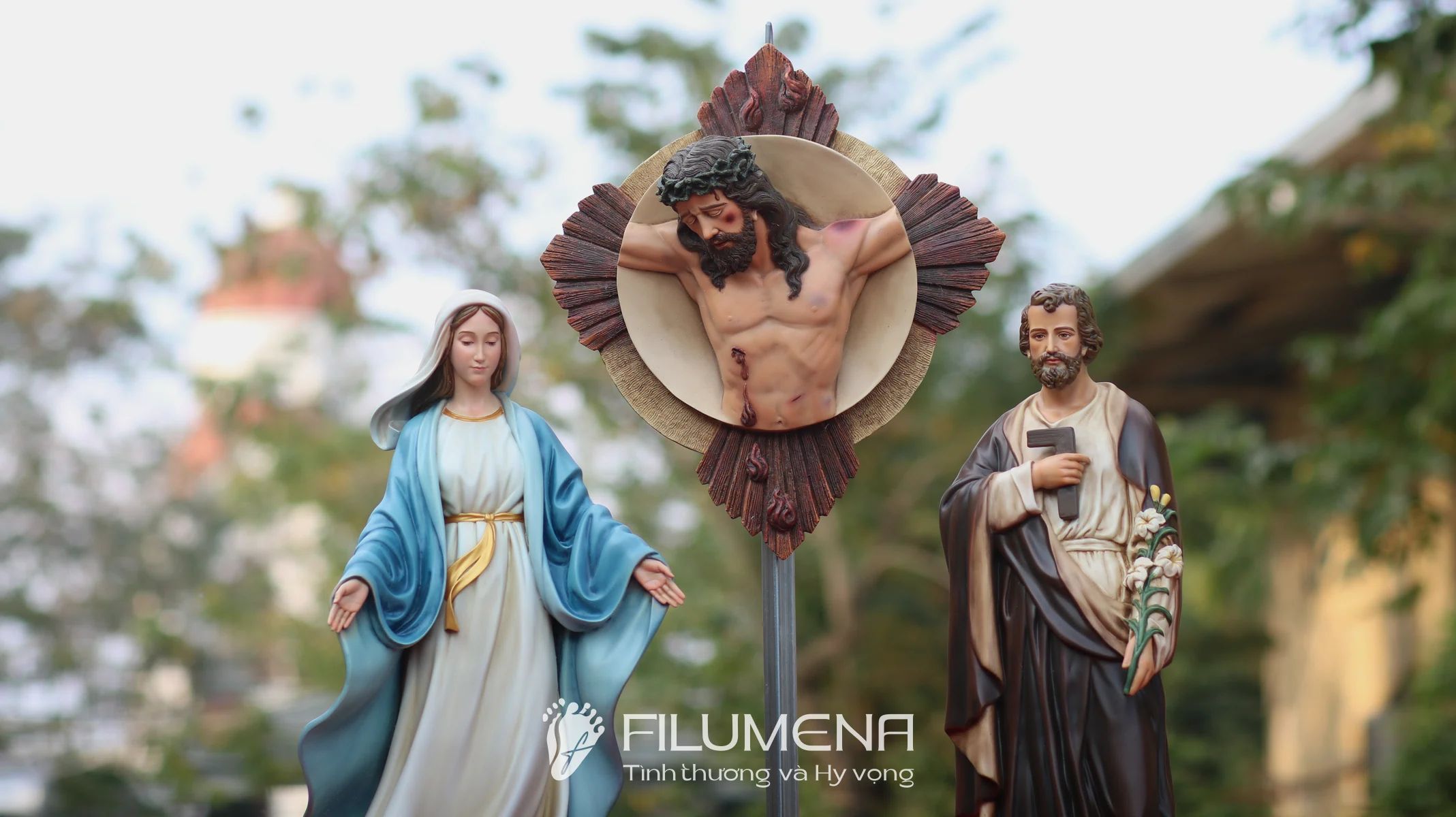 Hình ảnh bố cục bàn thờ với phù điêu Chúa chịu nạn giúp người đọc hình dung rõ hơn ưu điểm gọn, sáng và trang nghiêm của hình thức phù điêu