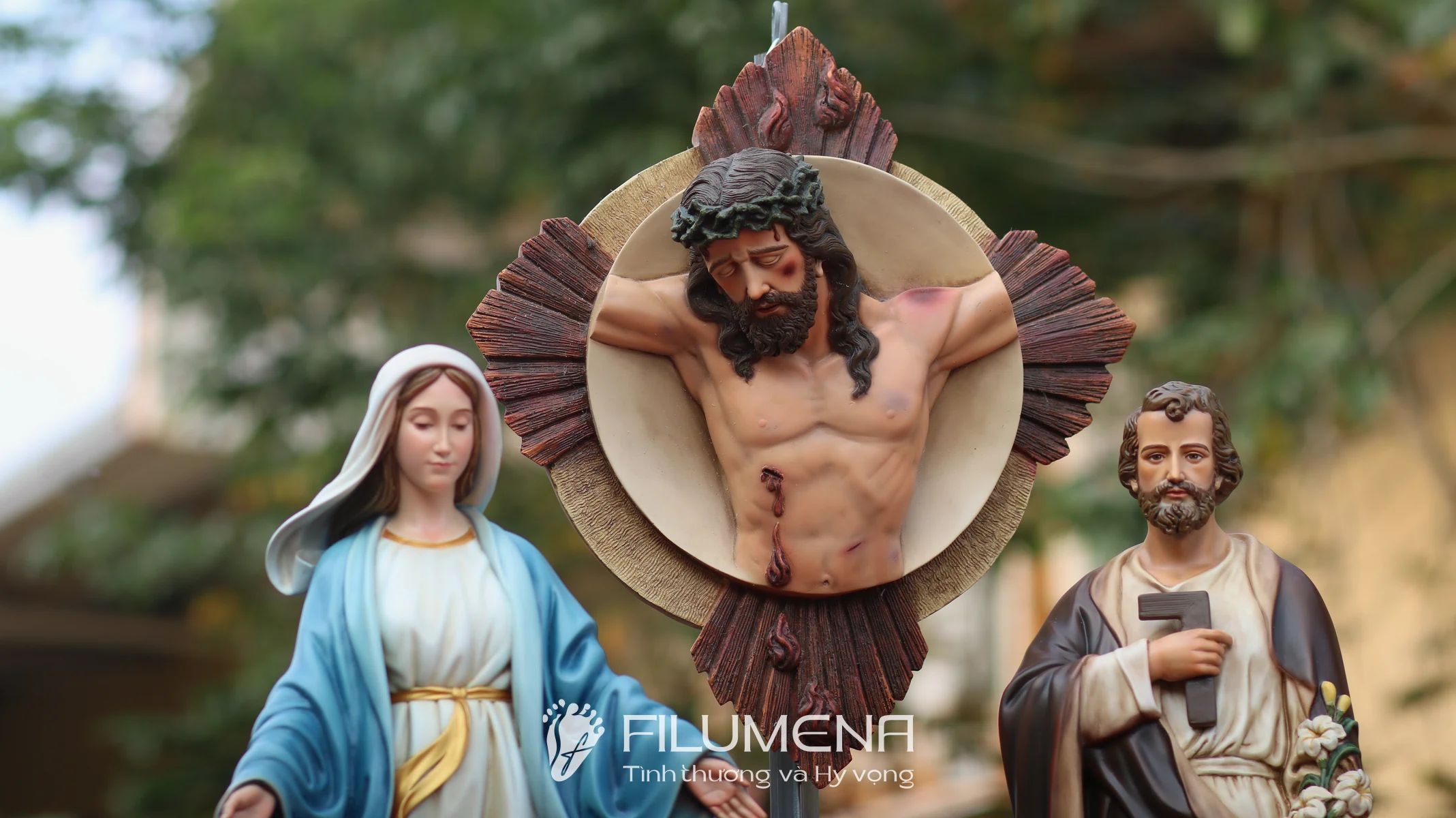 Hình ảnh bố cục bàn thờ với phù điêu Chúa chịu nạn giúp người đọc hình dung rõ hơn ưu điểm gọn, sáng và trang nghiêm của hình thức phù điêu