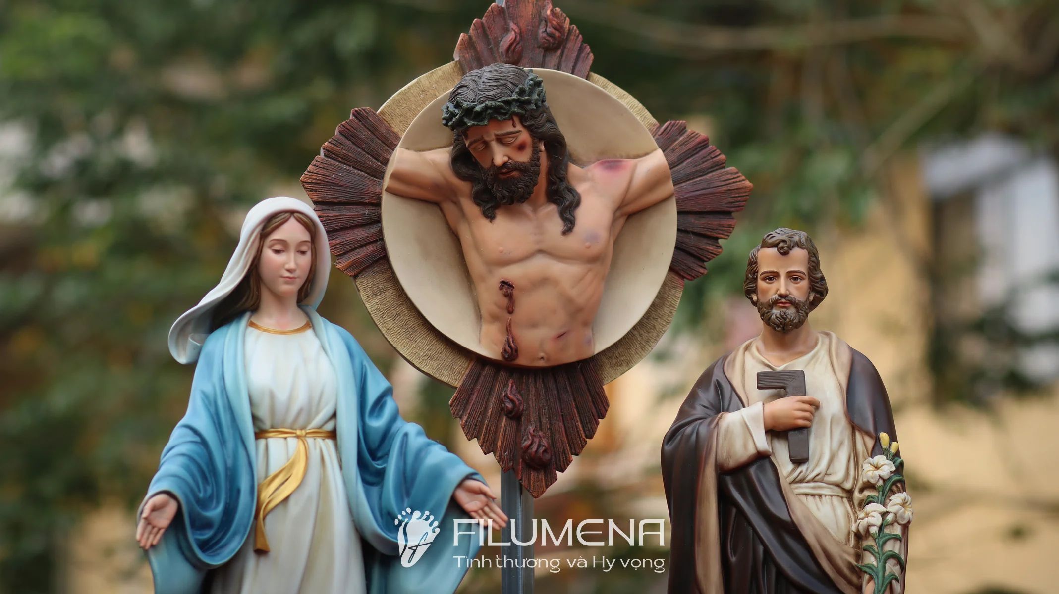 Hình ảnh bố cục bàn thờ với phù điêu Chúa chịu nạn giúp người đọc hình dung rõ hơn ưu điểm gọn, sáng và trang nghiêm của hình thức phù điêu