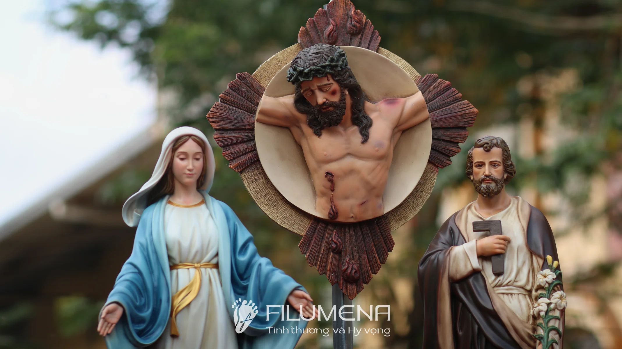 Hình ảnh bố cục bàn thờ với phù điêu Chúa chịu nạn giúp người đọc hình dung rõ hơn ưu điểm gọn, sáng và trang nghiêm của hình thức phù điêu