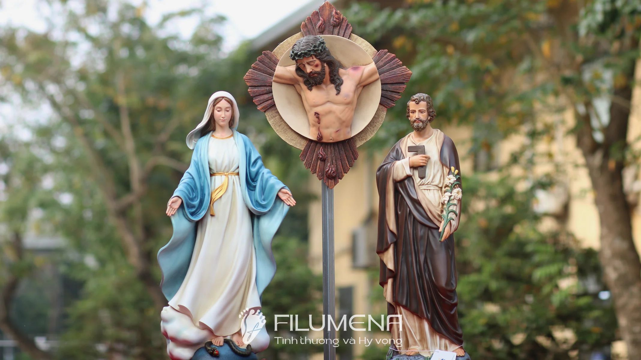 Hình ảnh bố cục bàn thờ với phù điêu Chúa chịu nạn giúp người đọc hình dung rõ hơn ưu điểm gọn, sáng và trang nghiêm của hình thức phù điêu