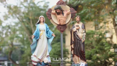Một số góc nhìn của bàn thờ Chúa 60 cm màu cổ điển để gia đình hình dung tỷ lệ trong phòng khách rộng.
